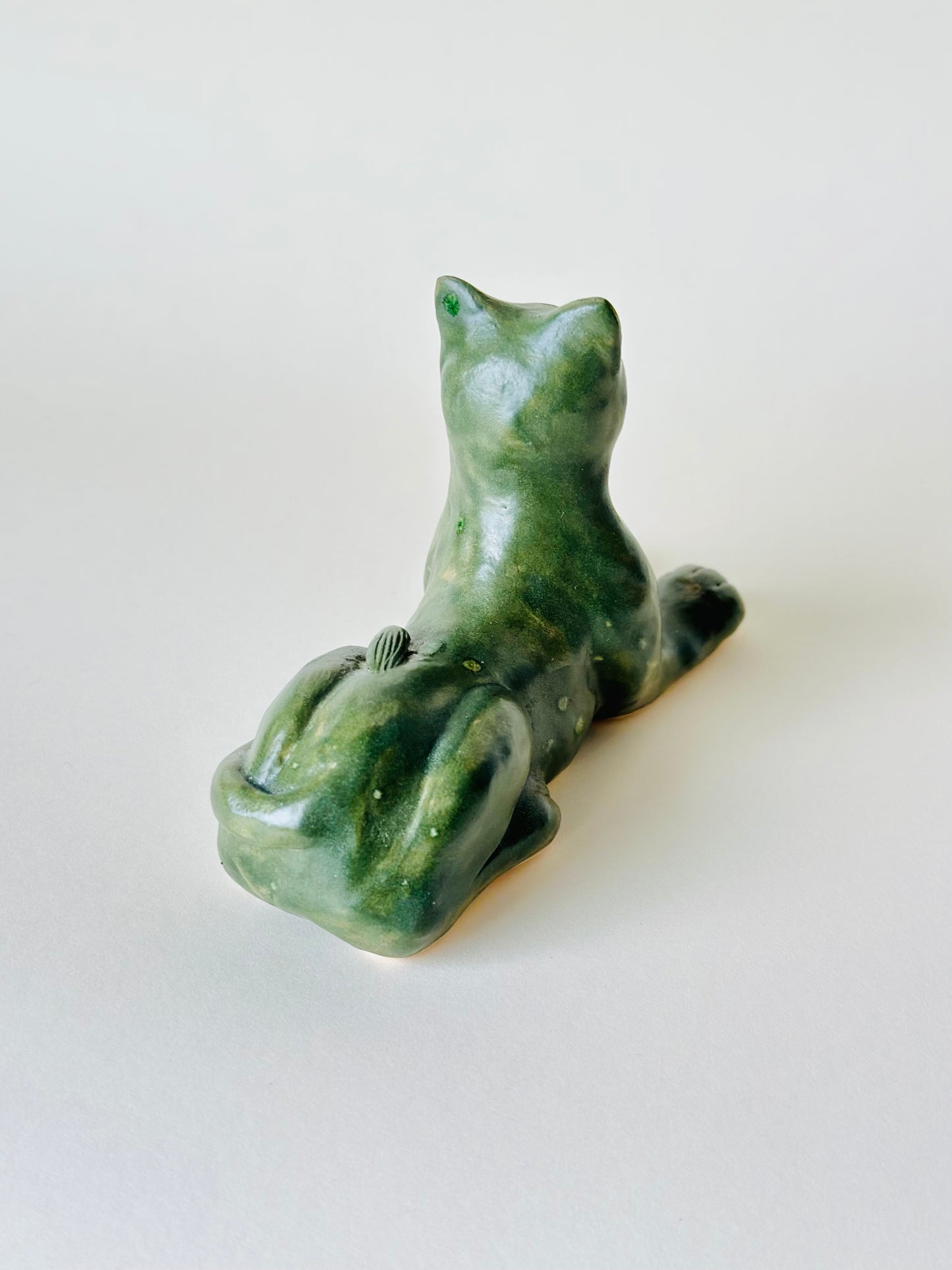 Figurka ceramiczna kot średniowieczny sfinks