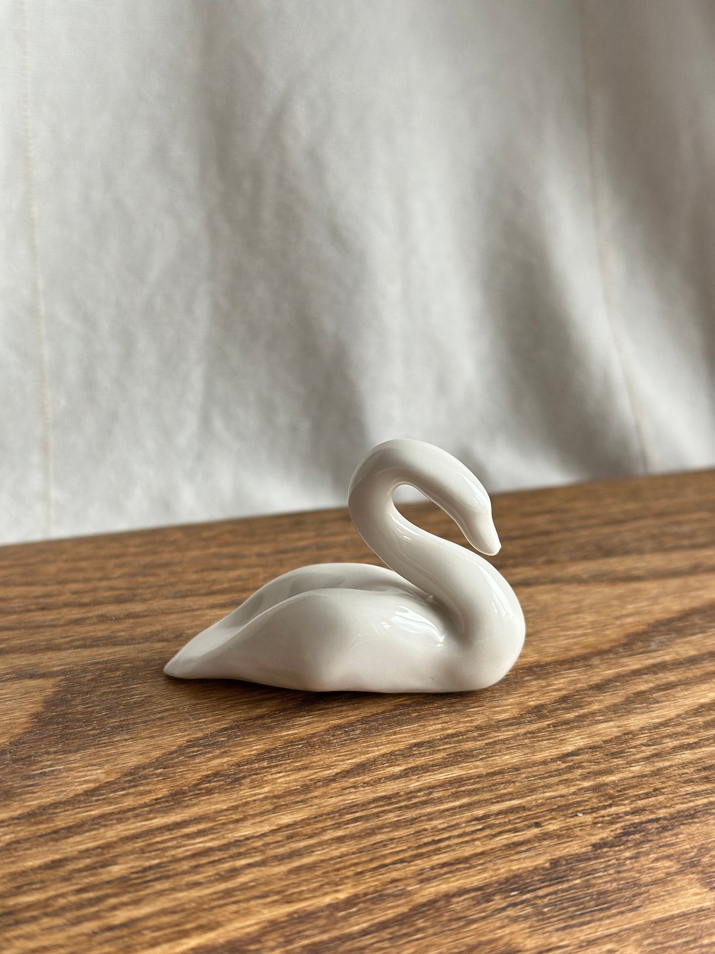 Figurine en céramique d'un chat médiéval