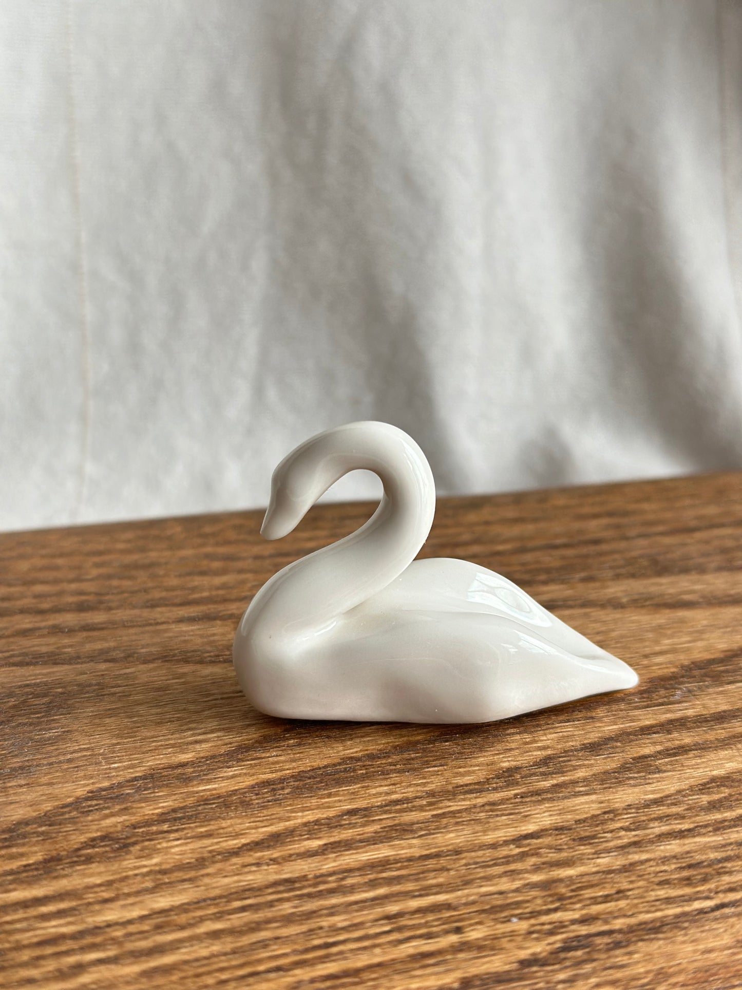 Figurine en céramique d'un chat médiéval