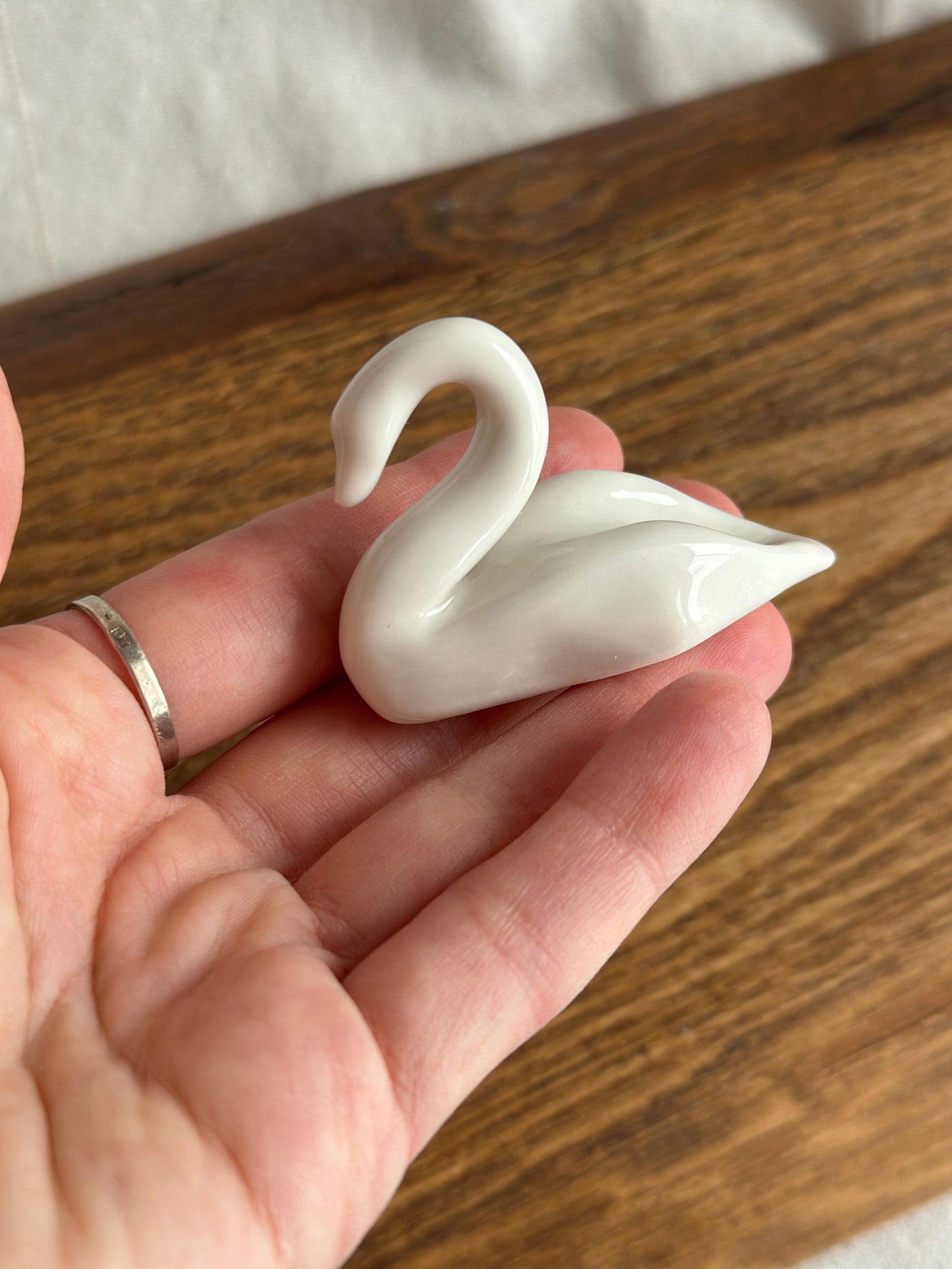 Figurine en céramique d'un chat médiéval