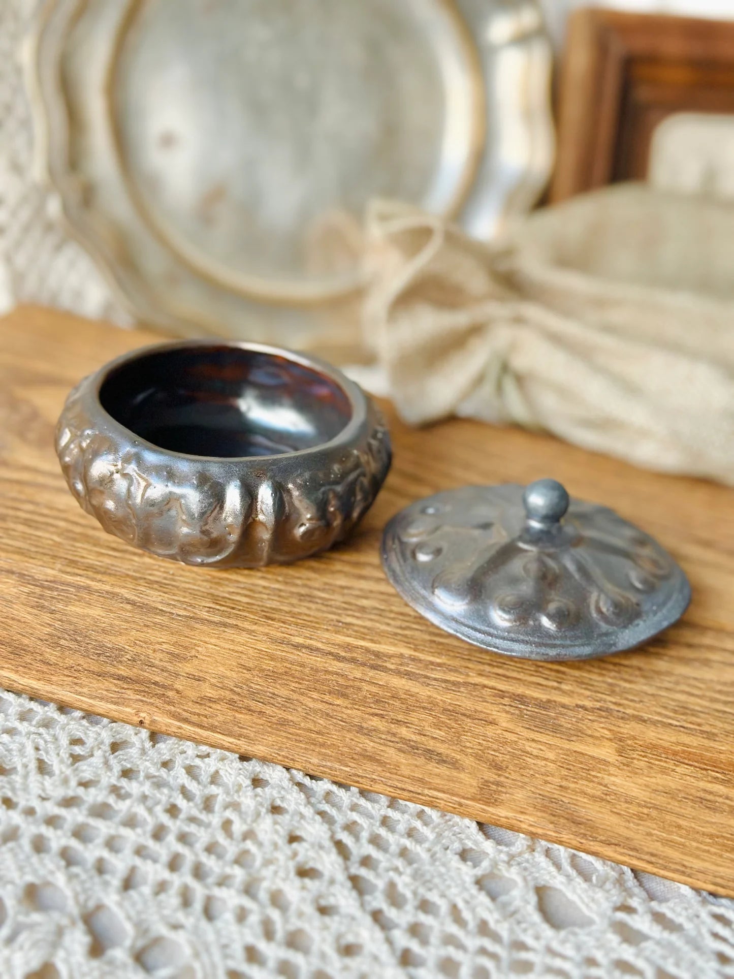 Szkatułka ceramiczna czarno-brązowa