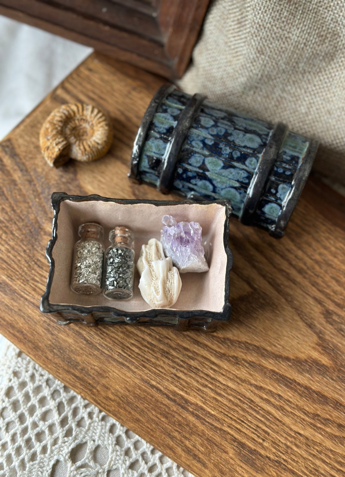 Ceramiczna szkatułka kuferek