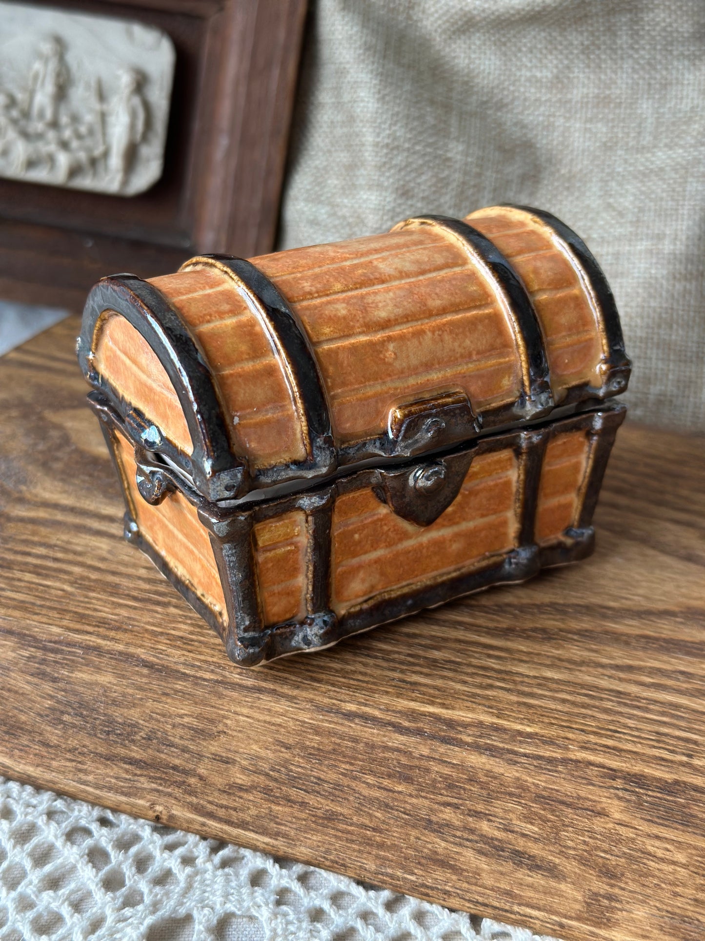 Ceramiczna szkatułka kuferek