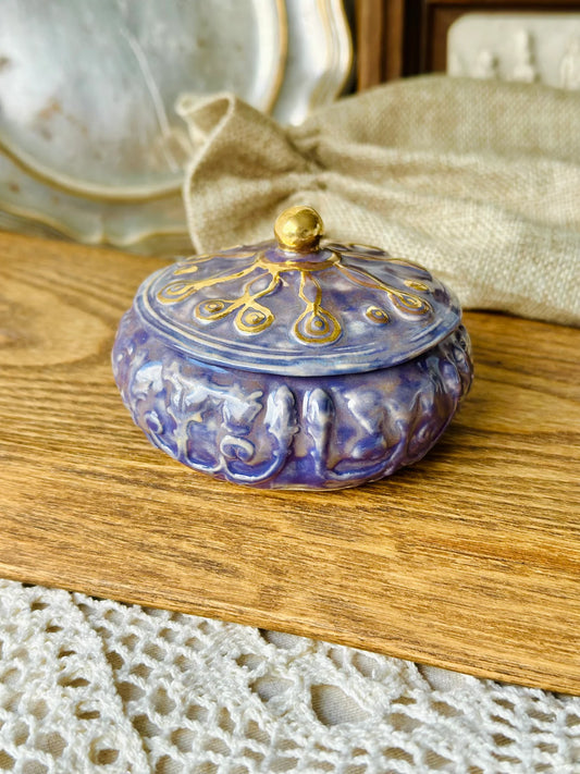 Szkatułka ceramiczna fioletowa ze złoceniem