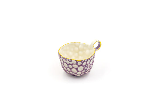 Tasse en porcelaine violette plaquée or