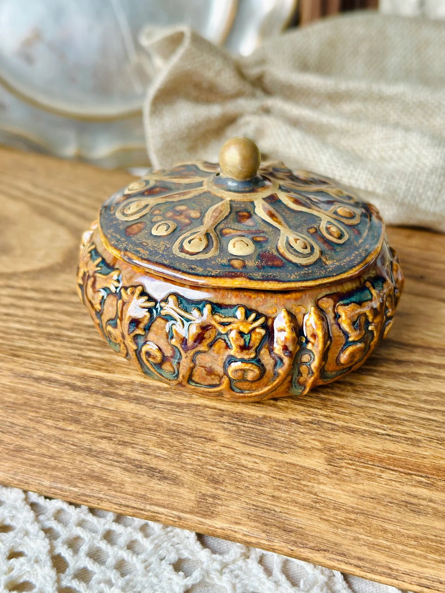 Szkatułka ceramiczna beżowo-brązowa