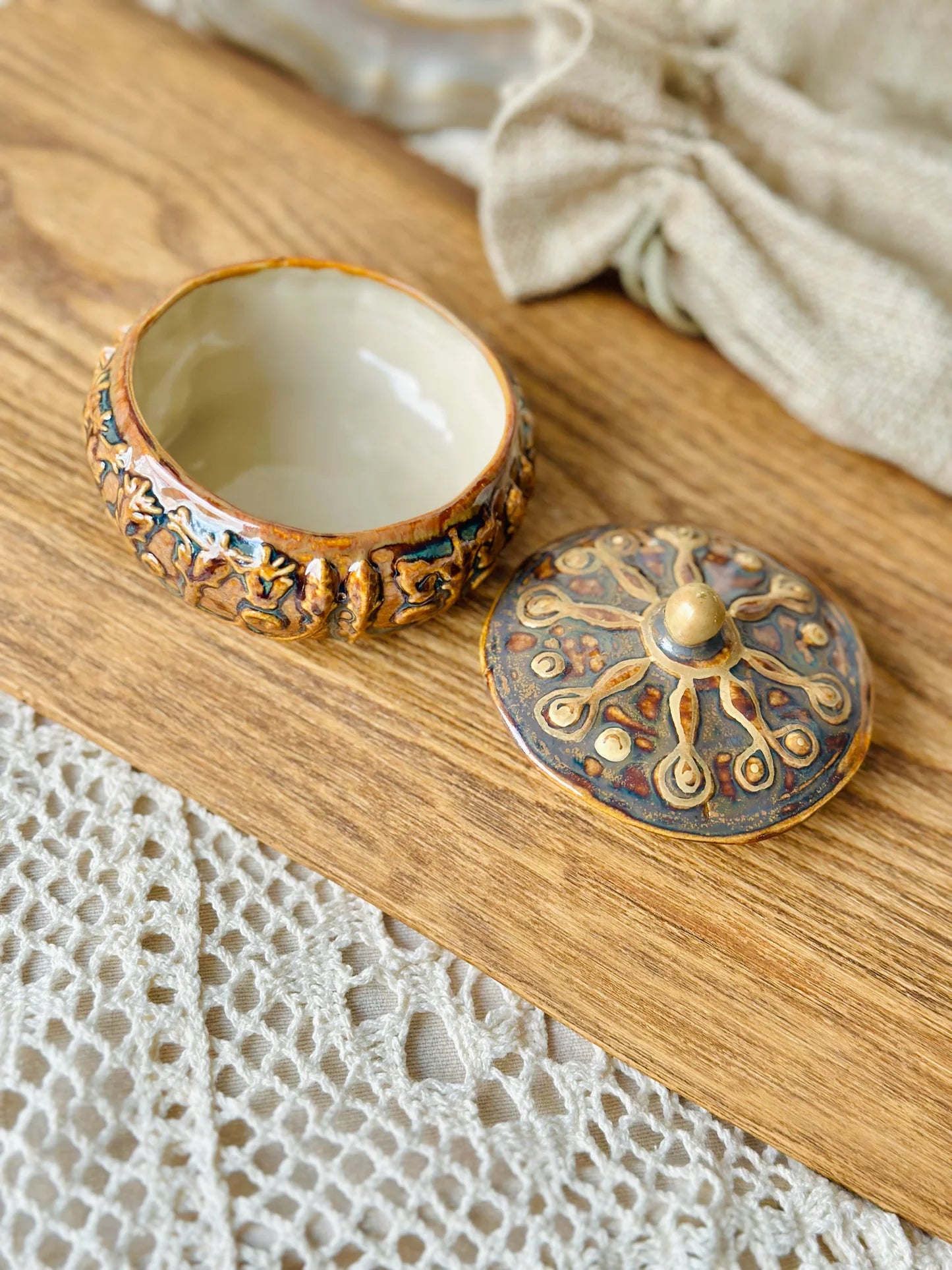 Szkatułka ceramiczna beżowo-brązowa