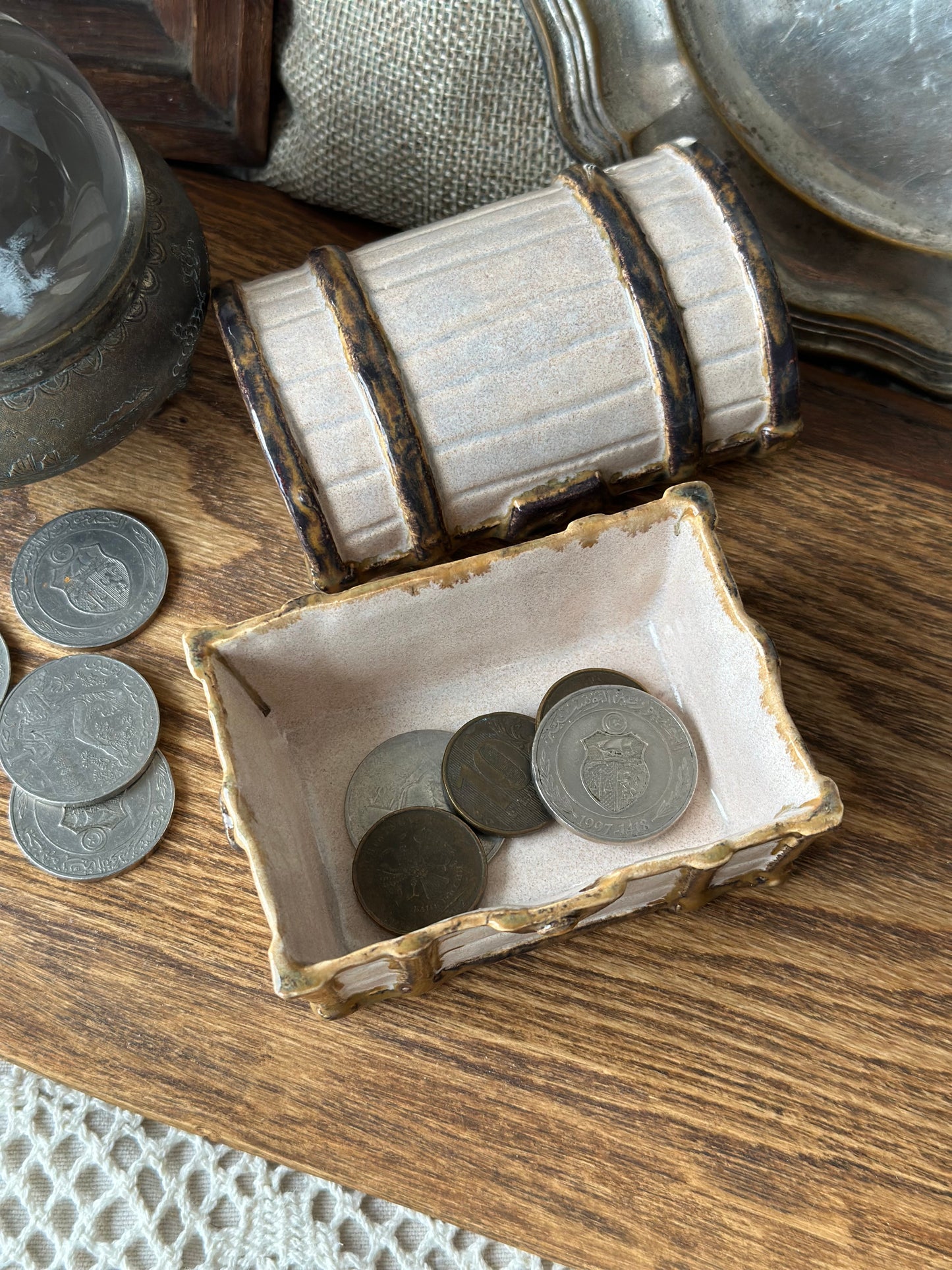 Ceramiczna szkatułka kuferek