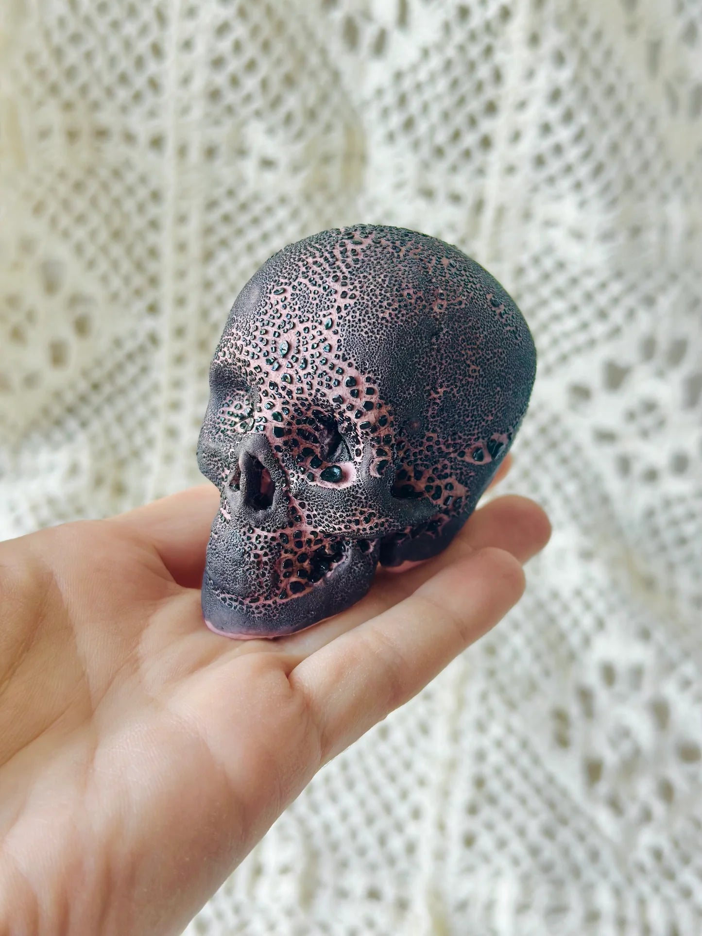 Czaszka ceramiczna mini czarno-różowa