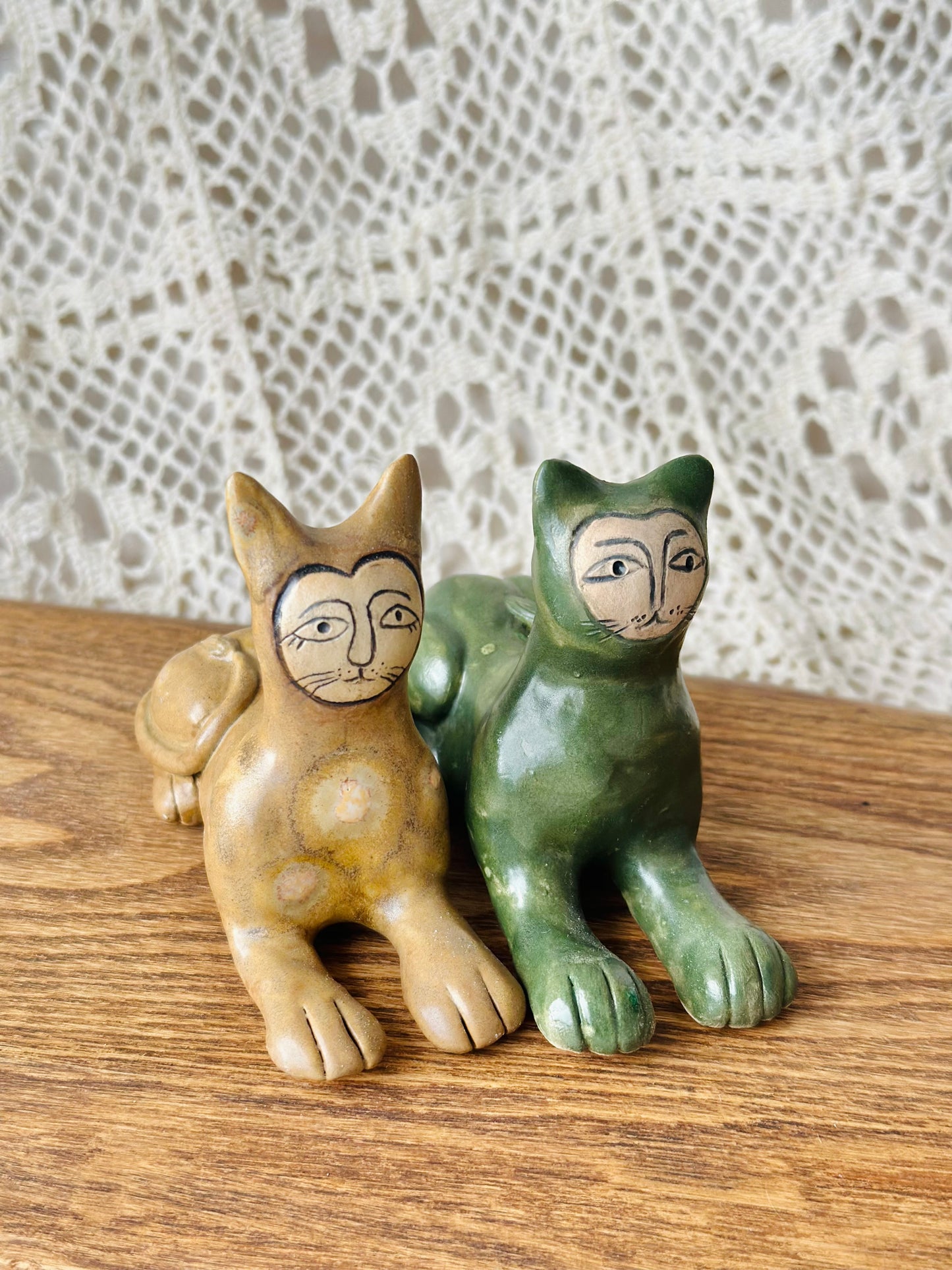 Figurka ceramiczna kot średniowieczny sfinks