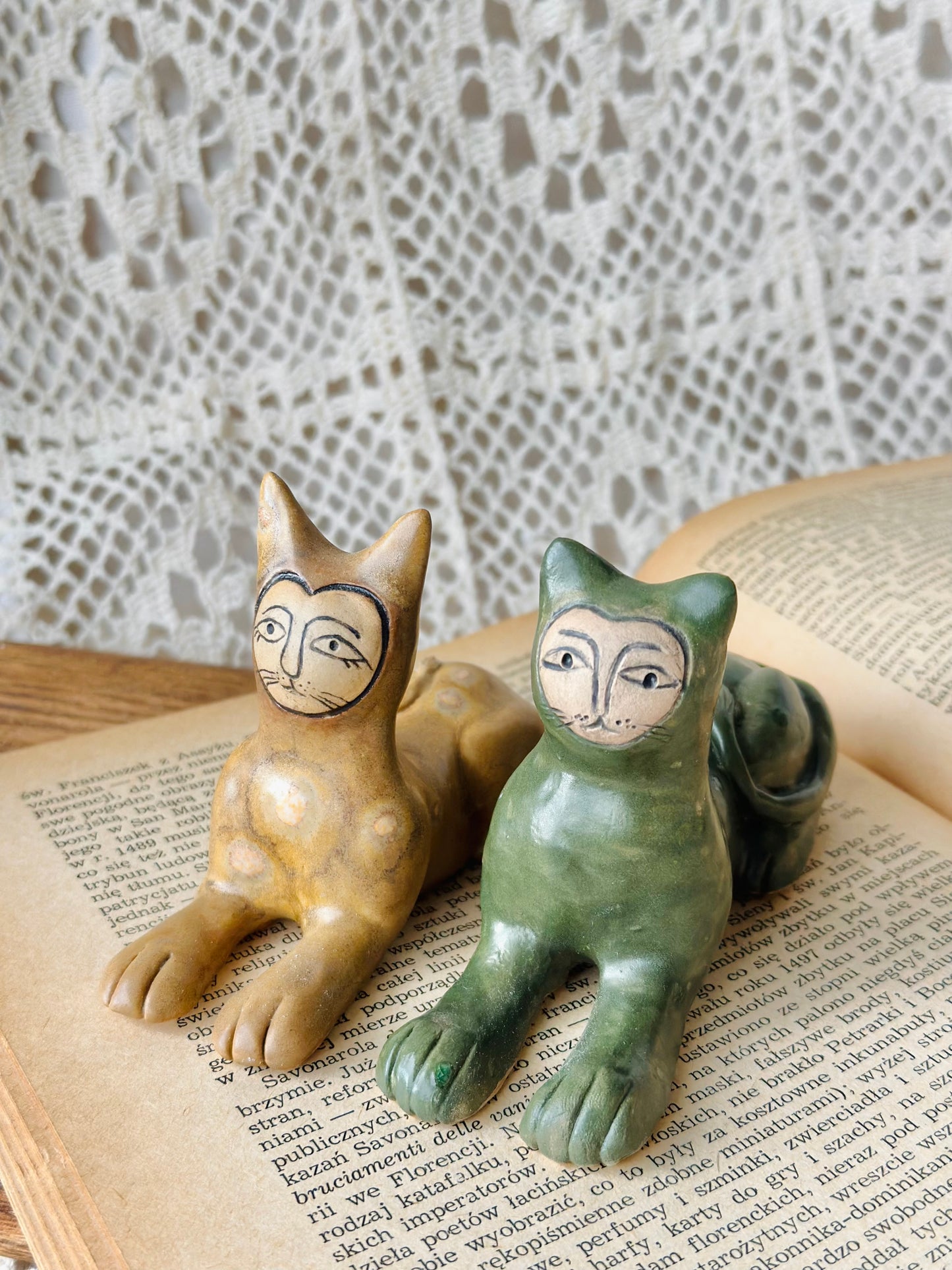 Figurka ceramiczna kot średniowieczny sfinks