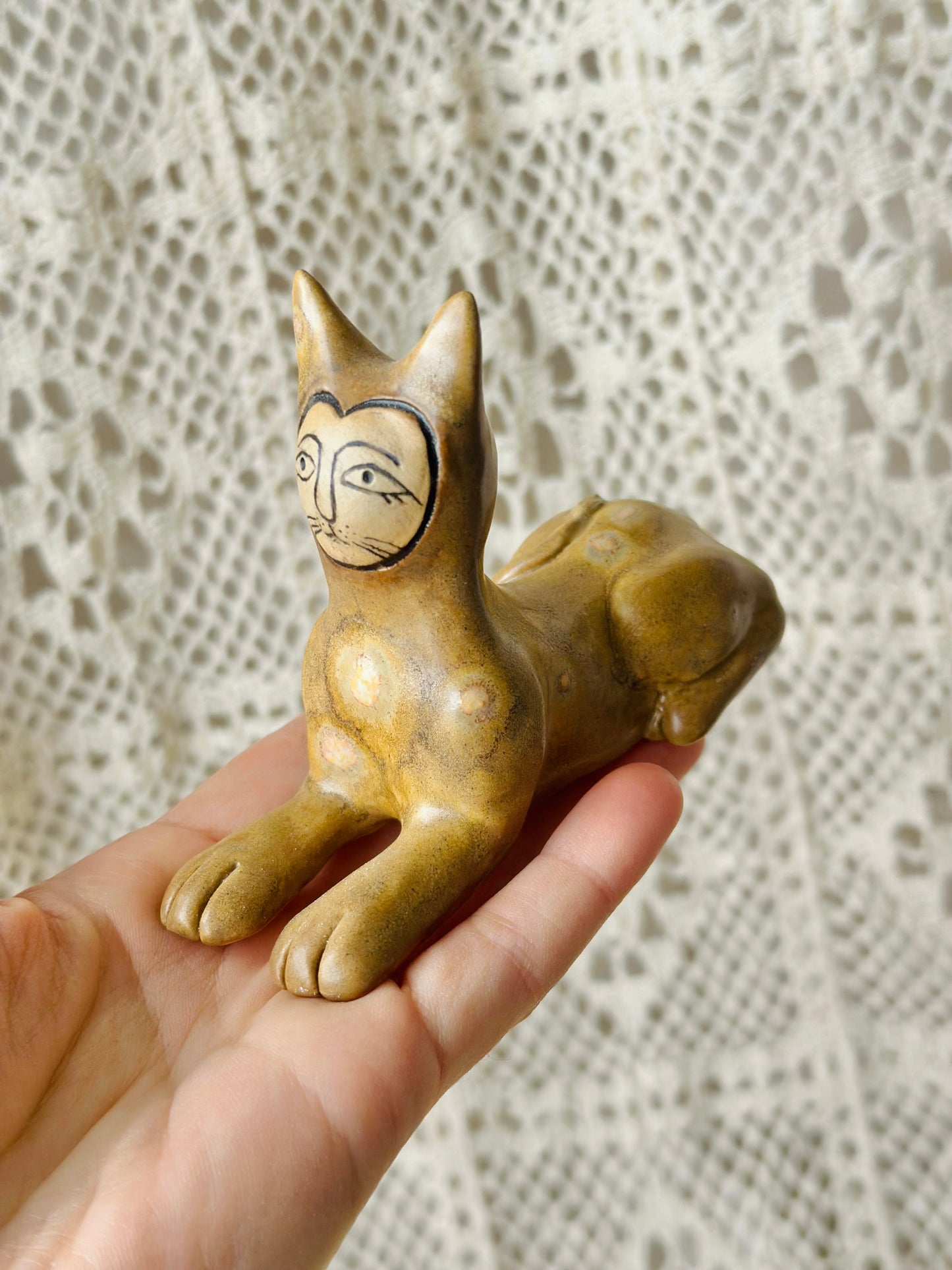 Figurka ceramiczna kot średniowieczny sfinks