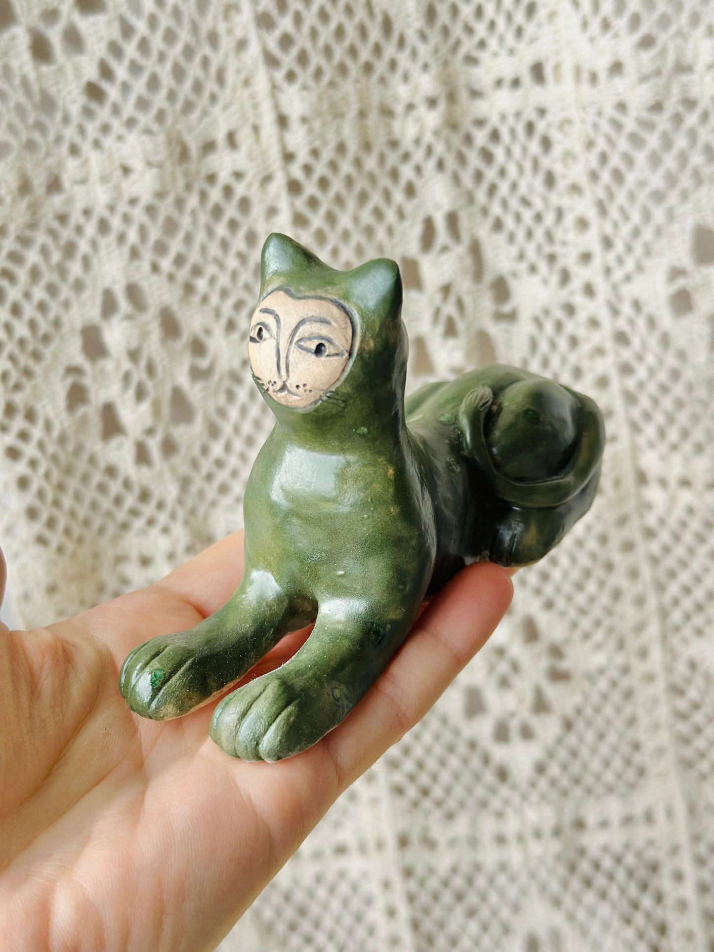 Figurka ceramiczna kot średniowieczny sfinks