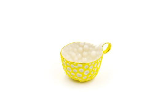 Tasse en porcelaine jaune plaquée or