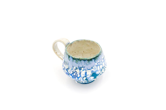 Mug en céramique blanc et bleu