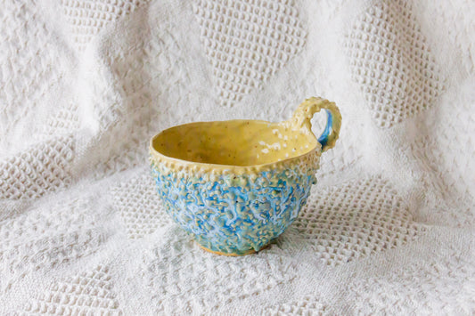 Tasse en céramique "Pox" en jaune et bleu