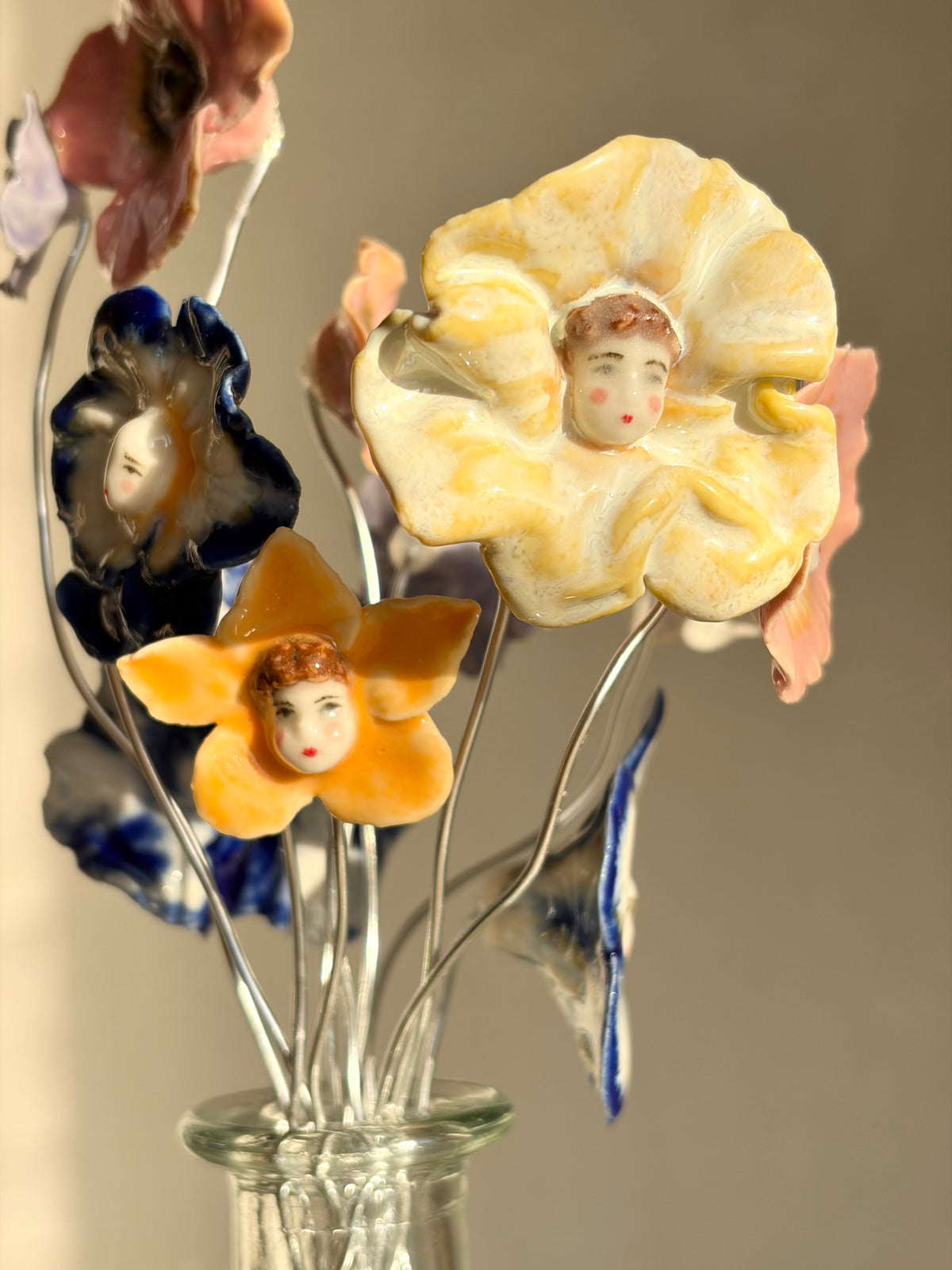 Kwiat porcelanowy z twarzą/okiem