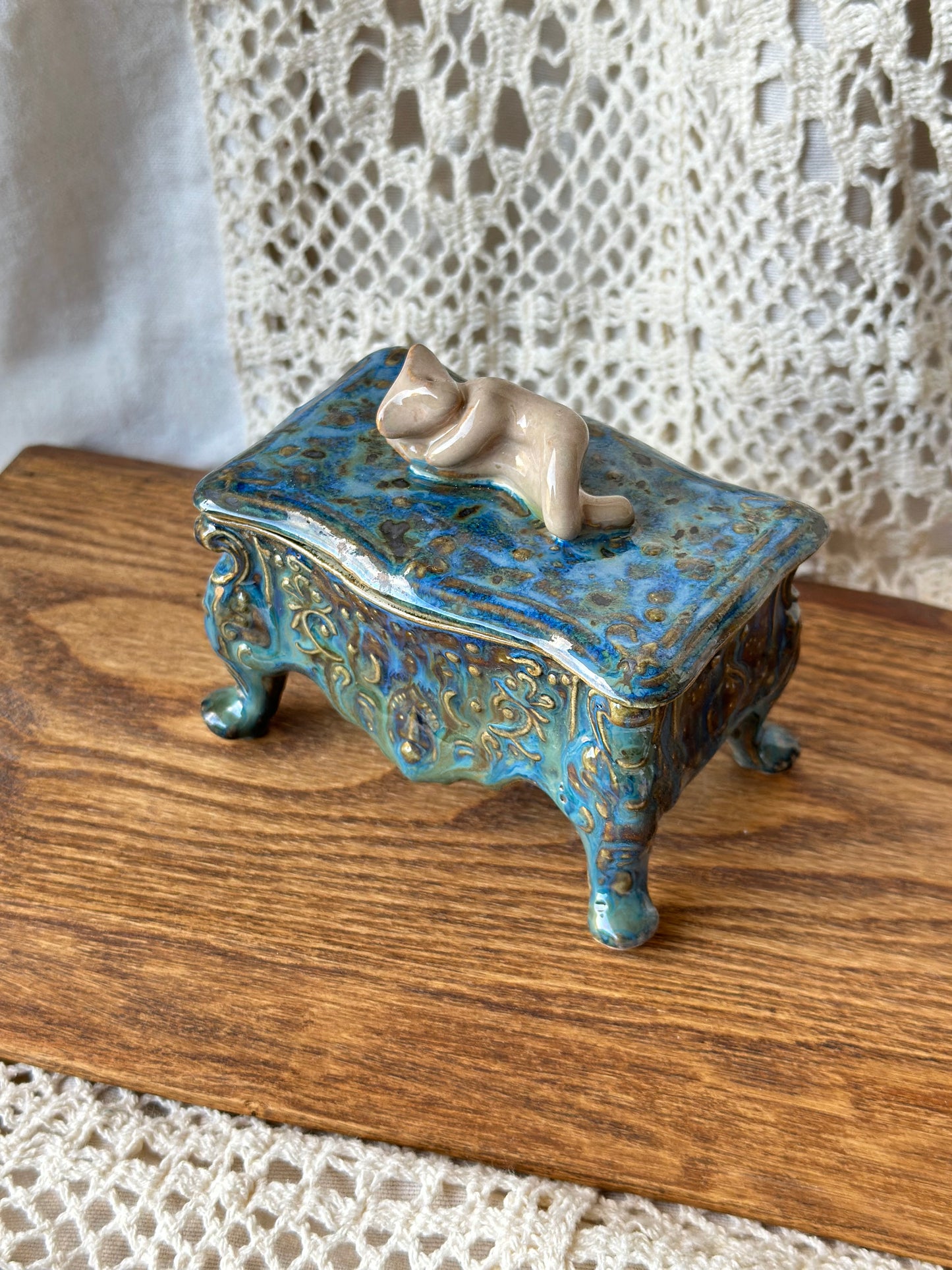 Szkatułka ceramiczna granatowo-beżowa z werlingiem