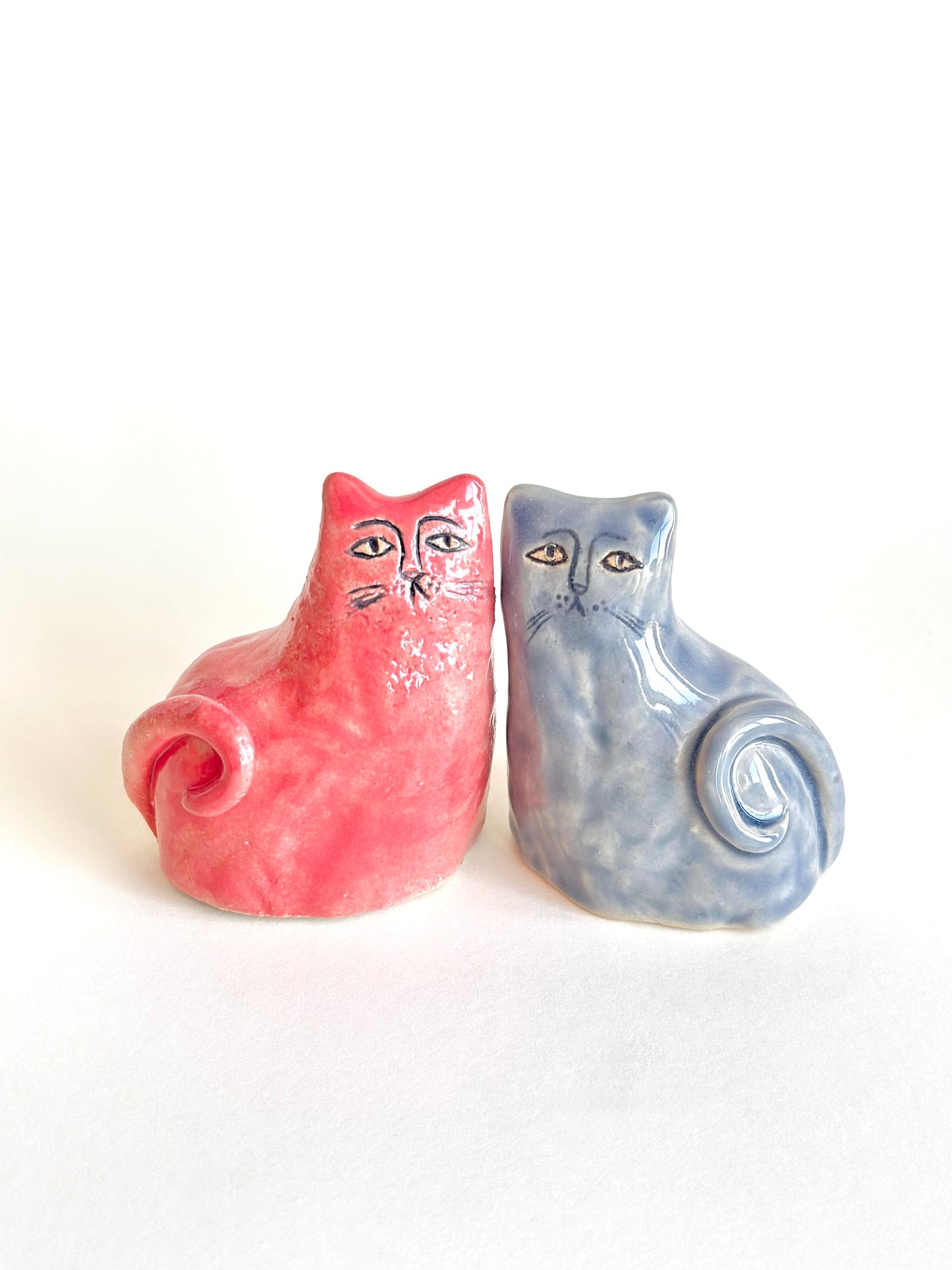 Figurka ceramiczna kotek