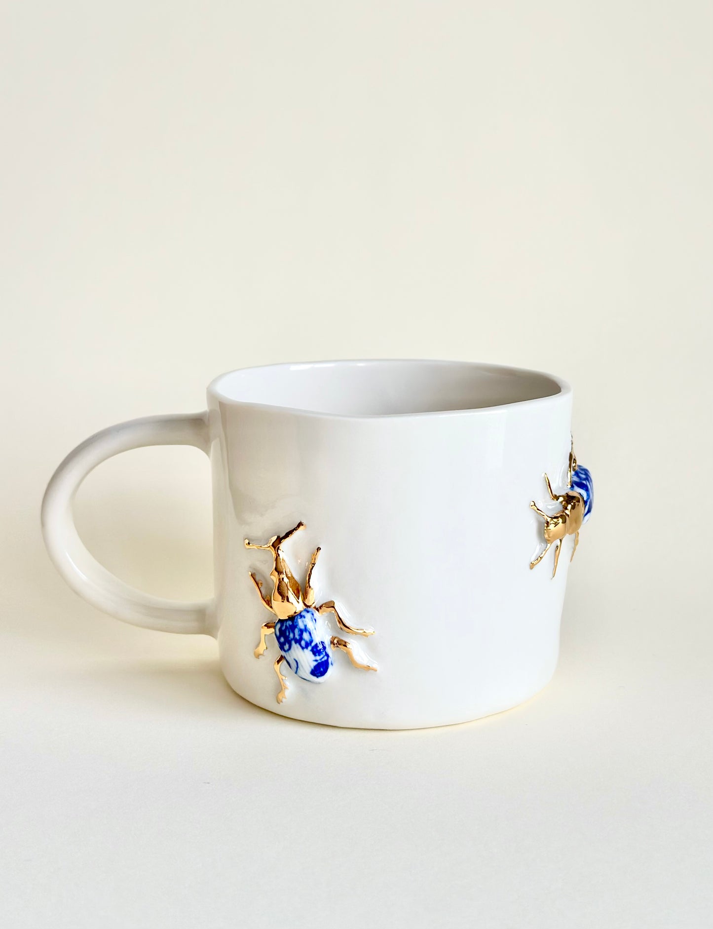 Kubek porcelanowy z żukami