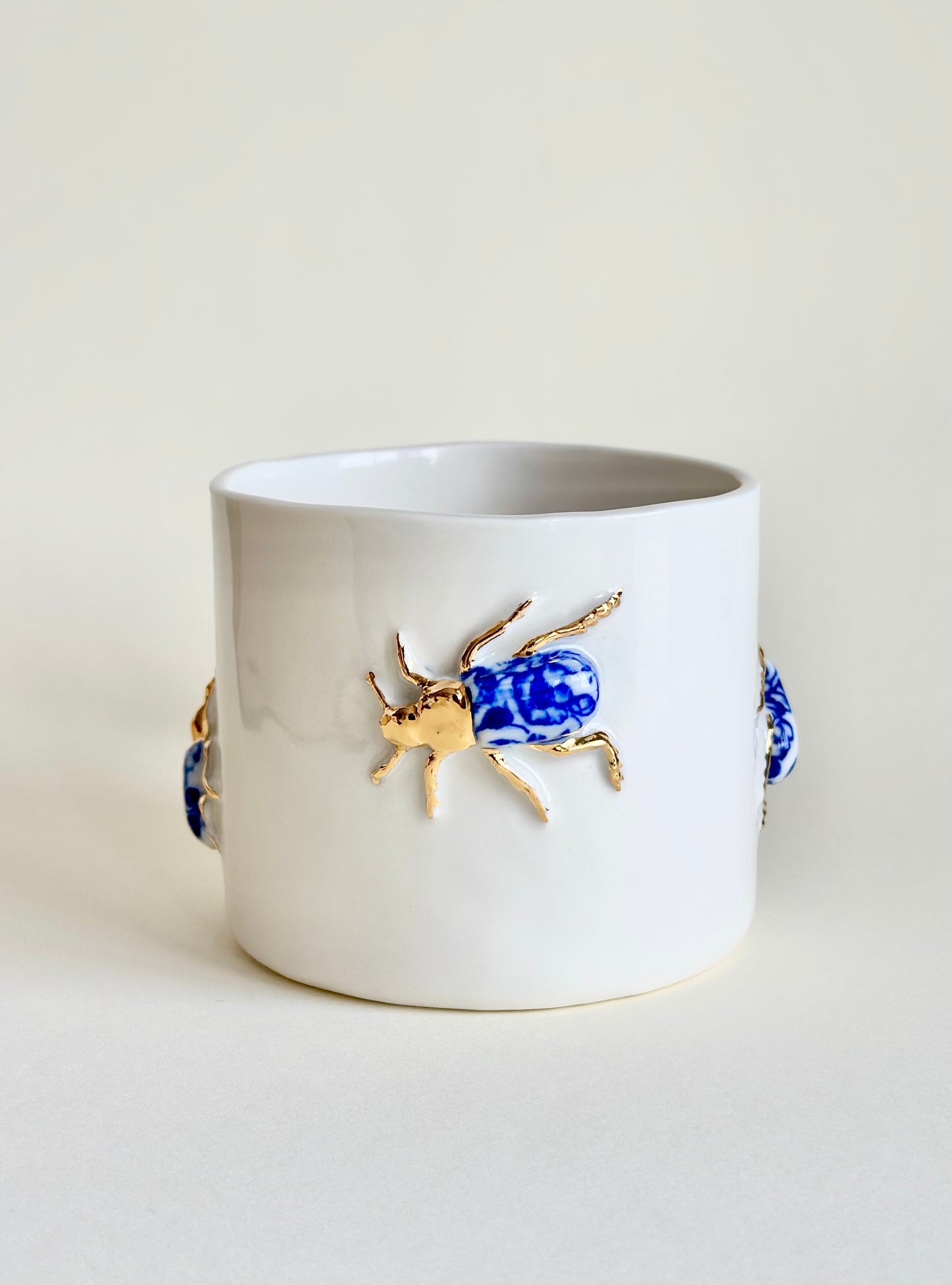 Kubek porcelanowy z żukami