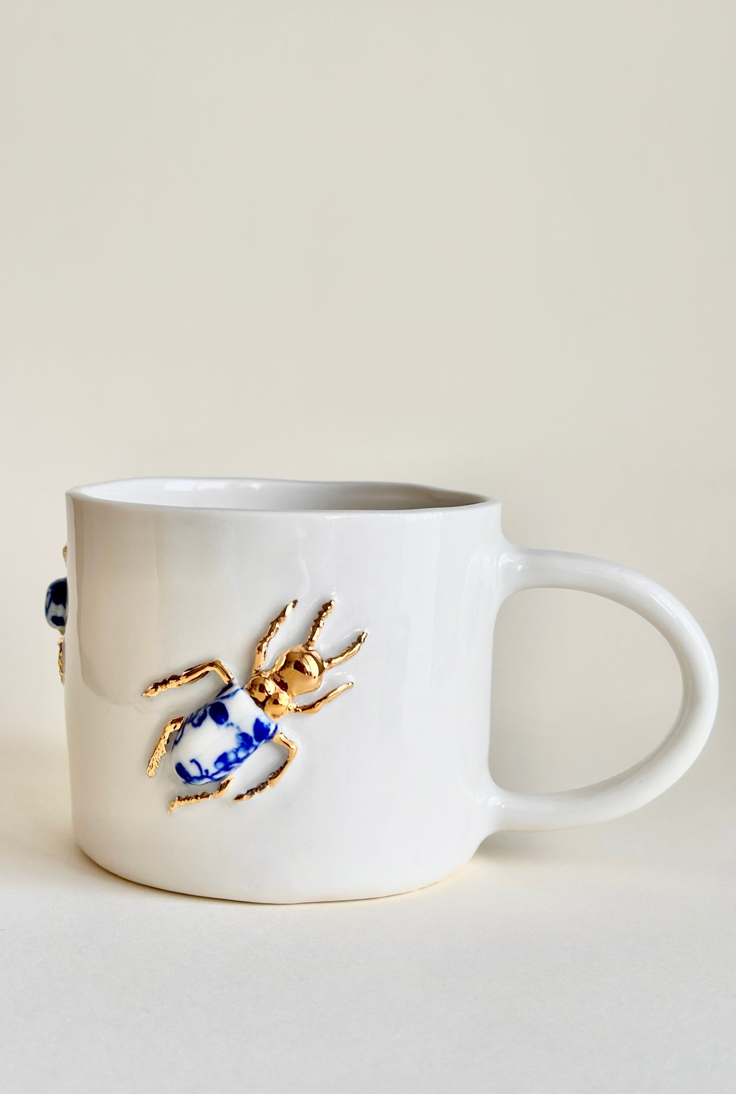 Kubek porcelanowy z żukami