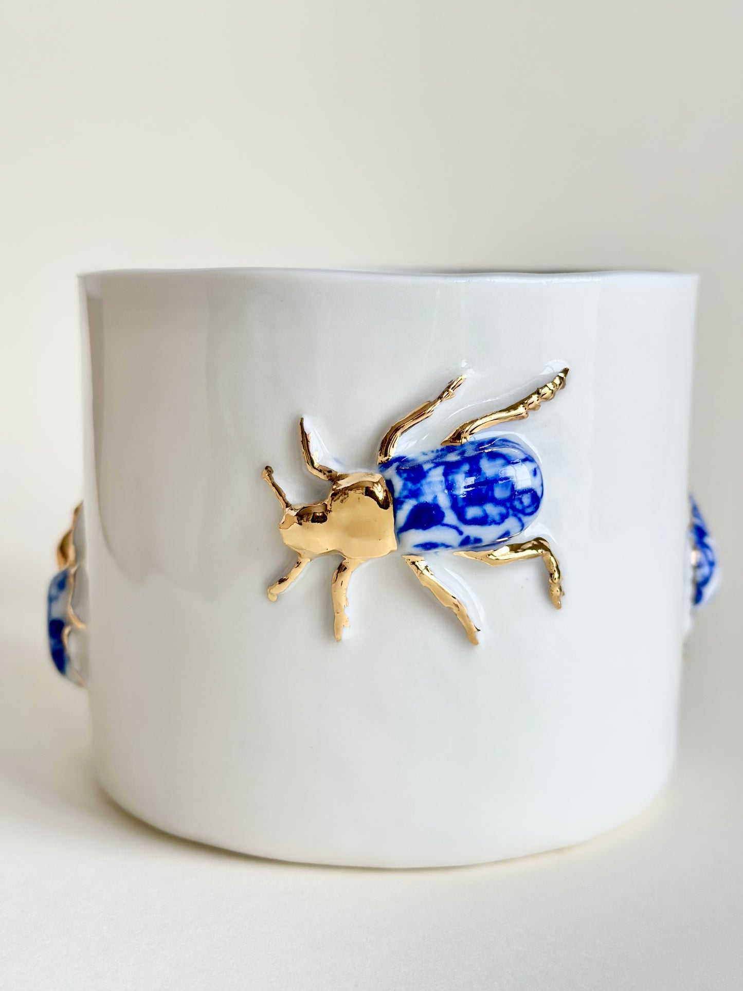 Kubek porcelanowy z żukami