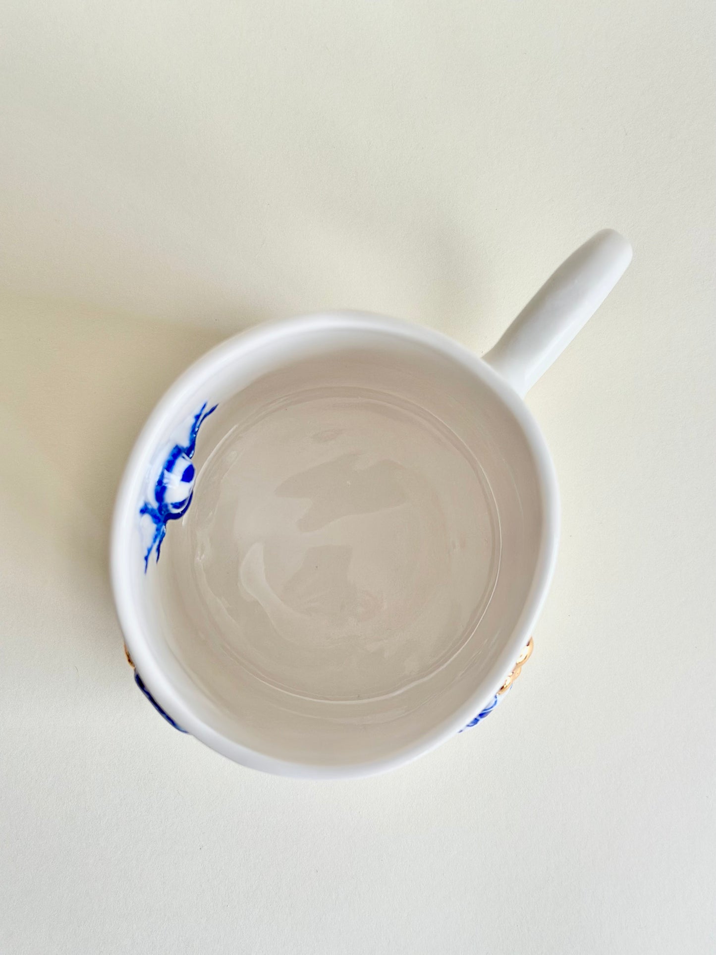 Kubek porcelanowy z żukami