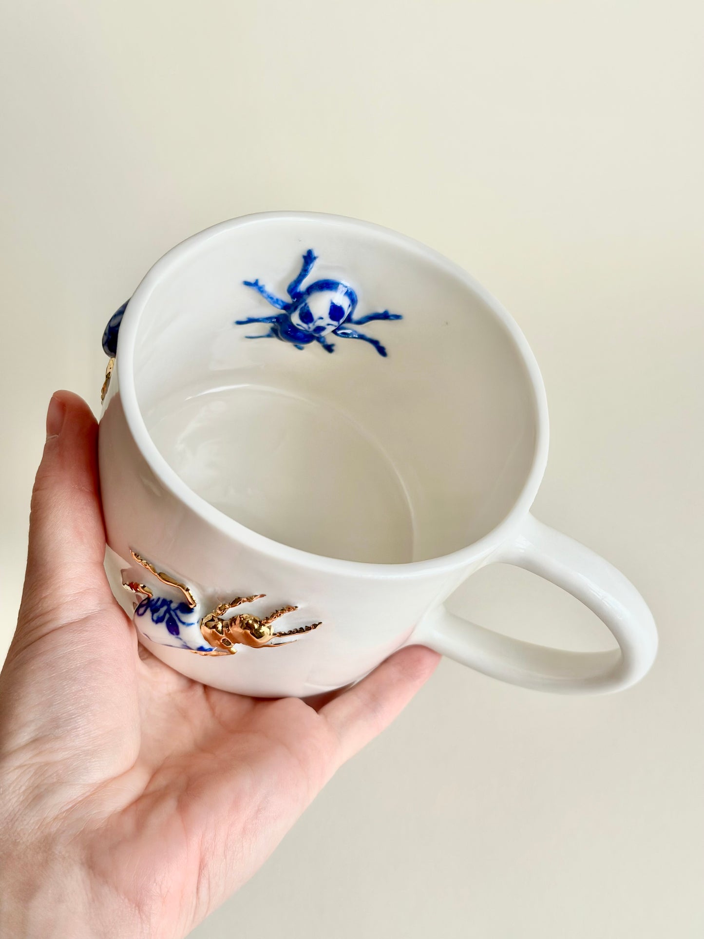 Kubek porcelanowy z żukami