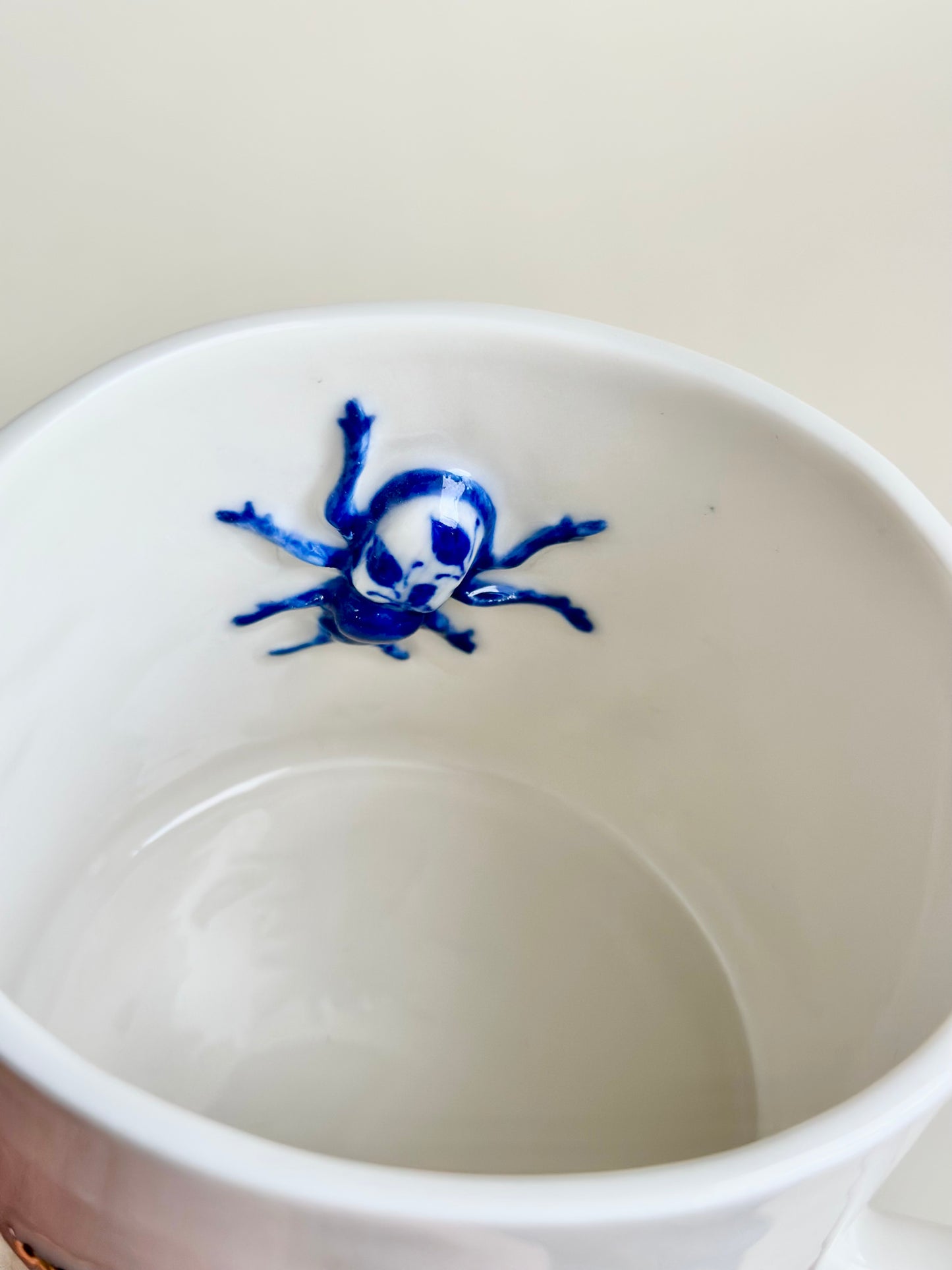 Kubek porcelanowy z żukami