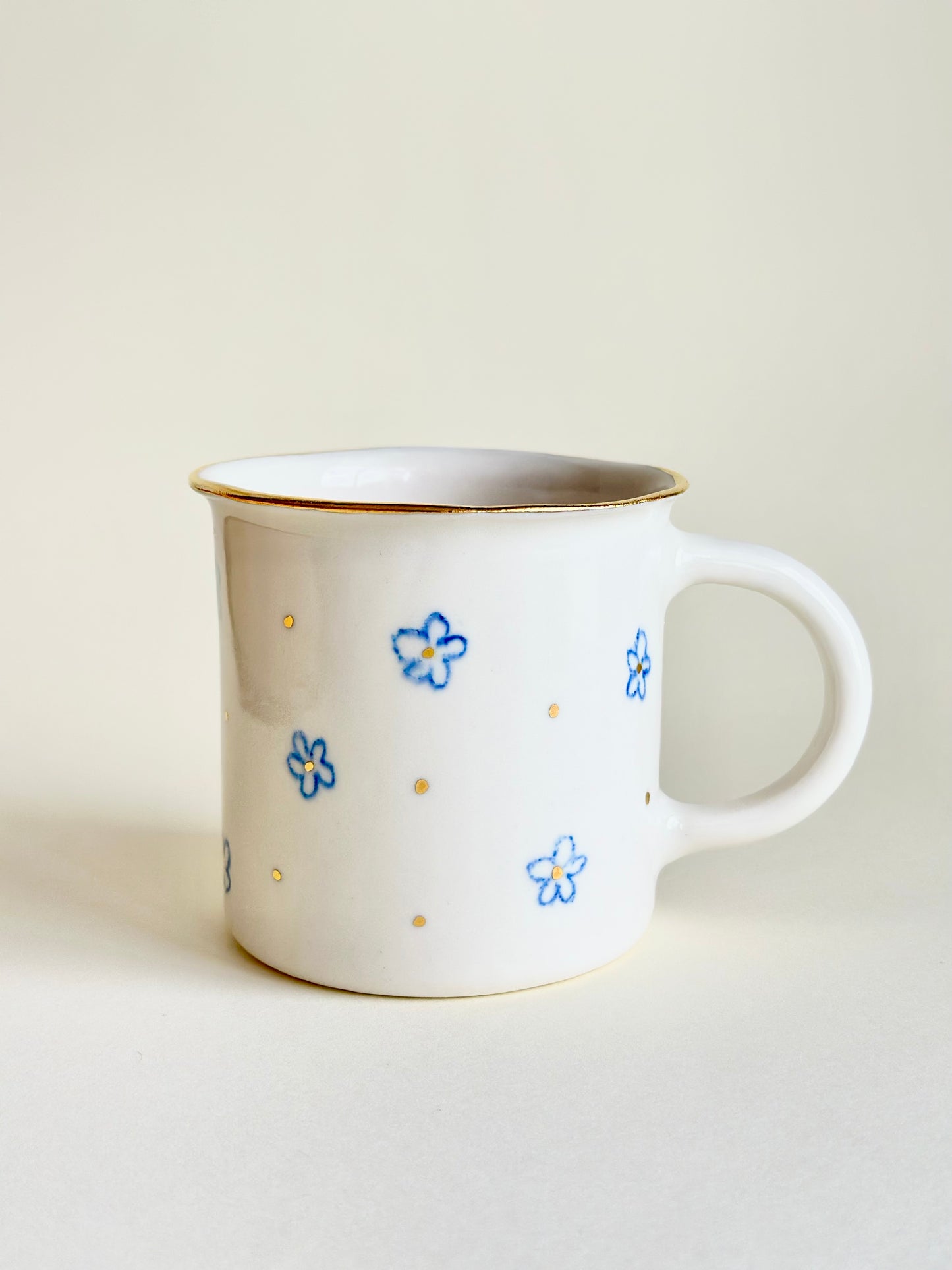 Kubek porcelanowy w kwiaty