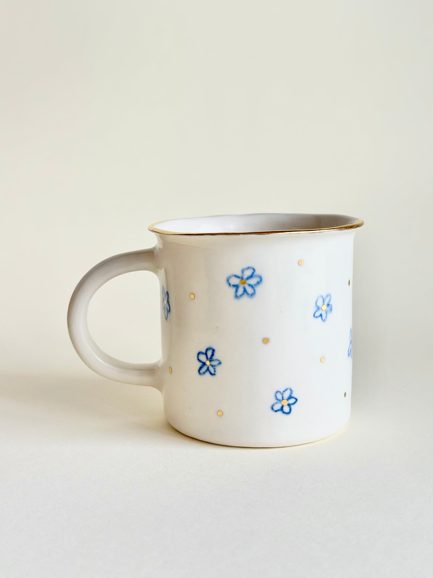 Kubek porcelanowy w kwiaty