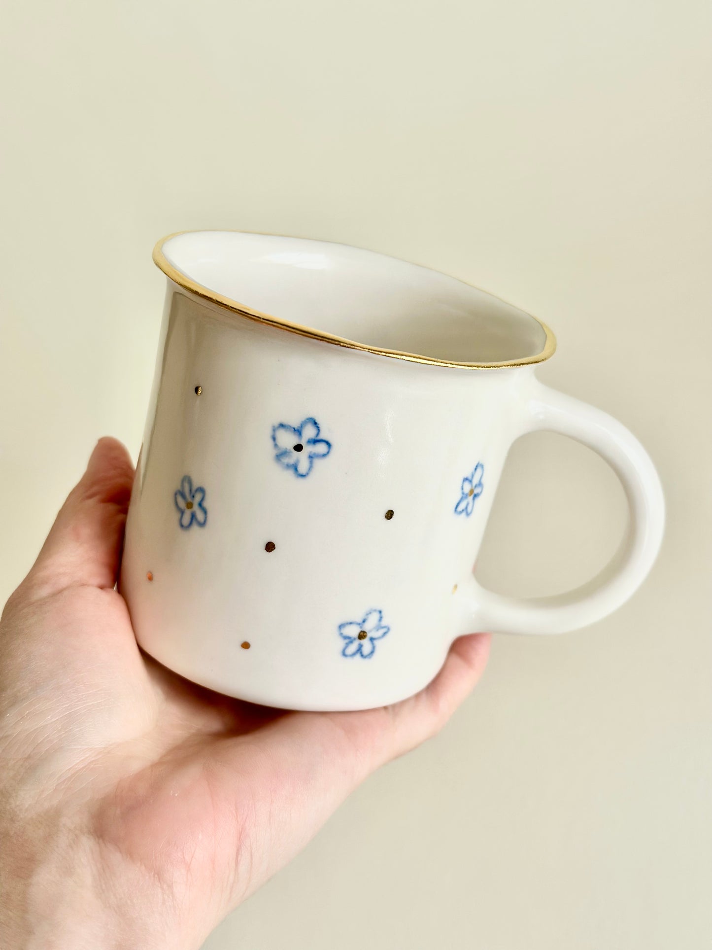 Kubek porcelanowy w kwiaty