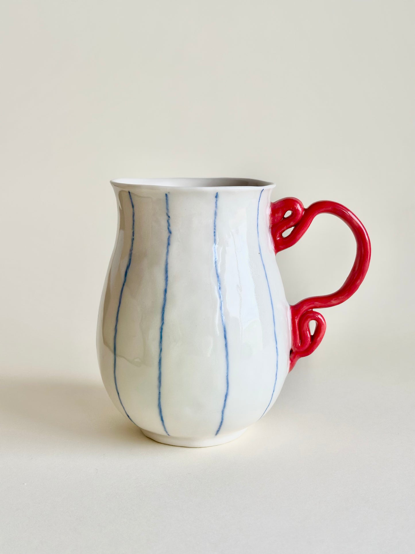 Kubek z czerwonym uchem