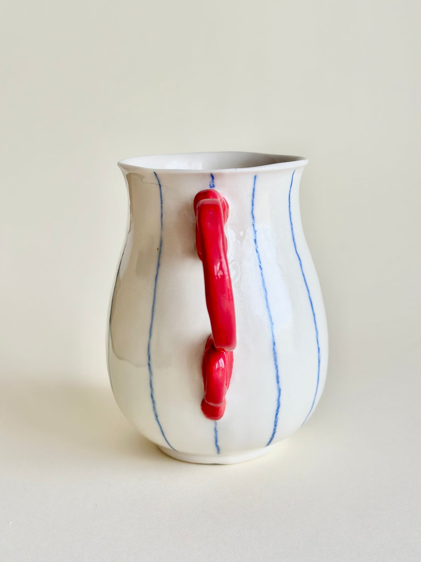 Kubek z czerwonym uchem