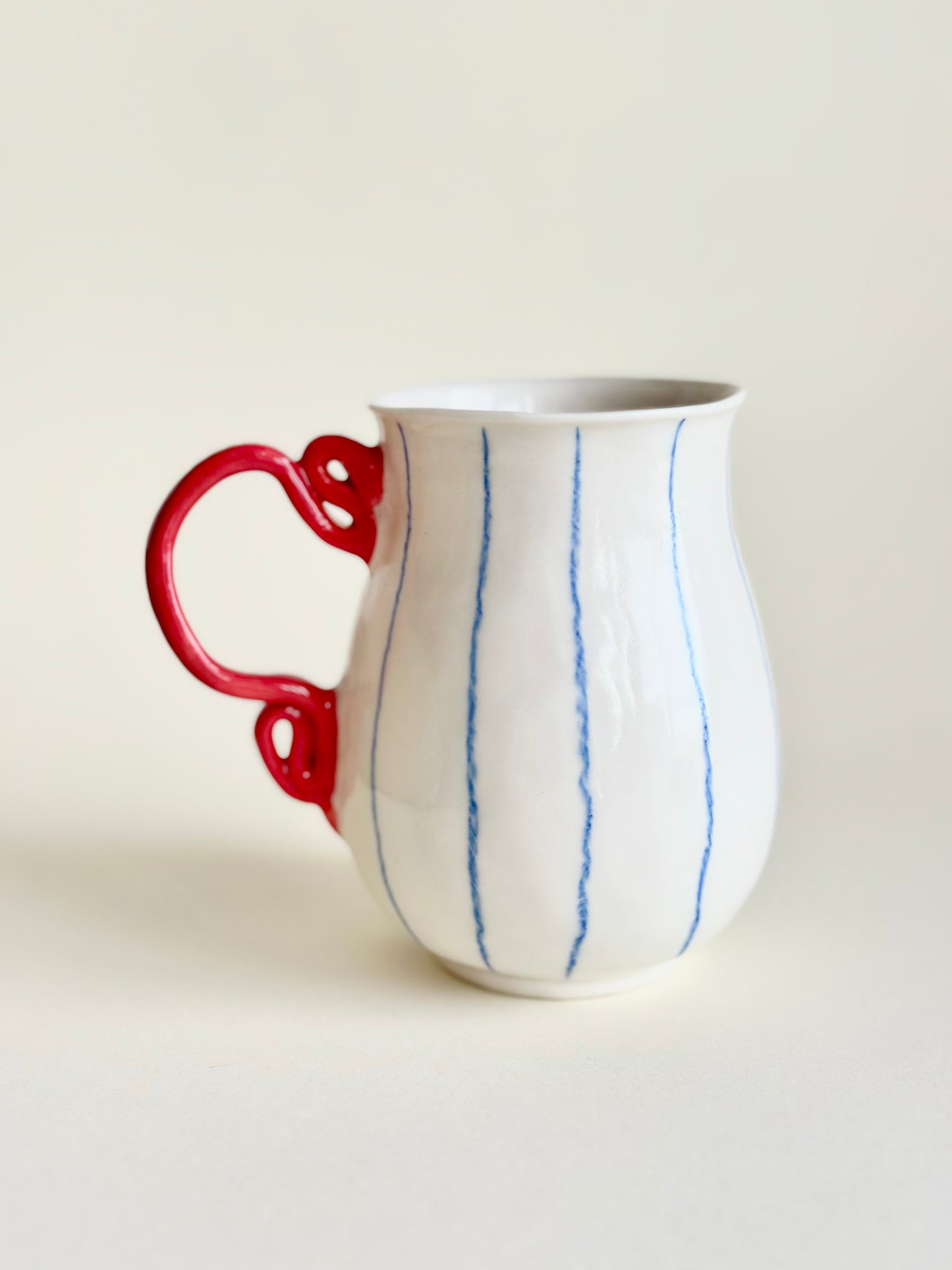 Kubek z czerwonym uchem