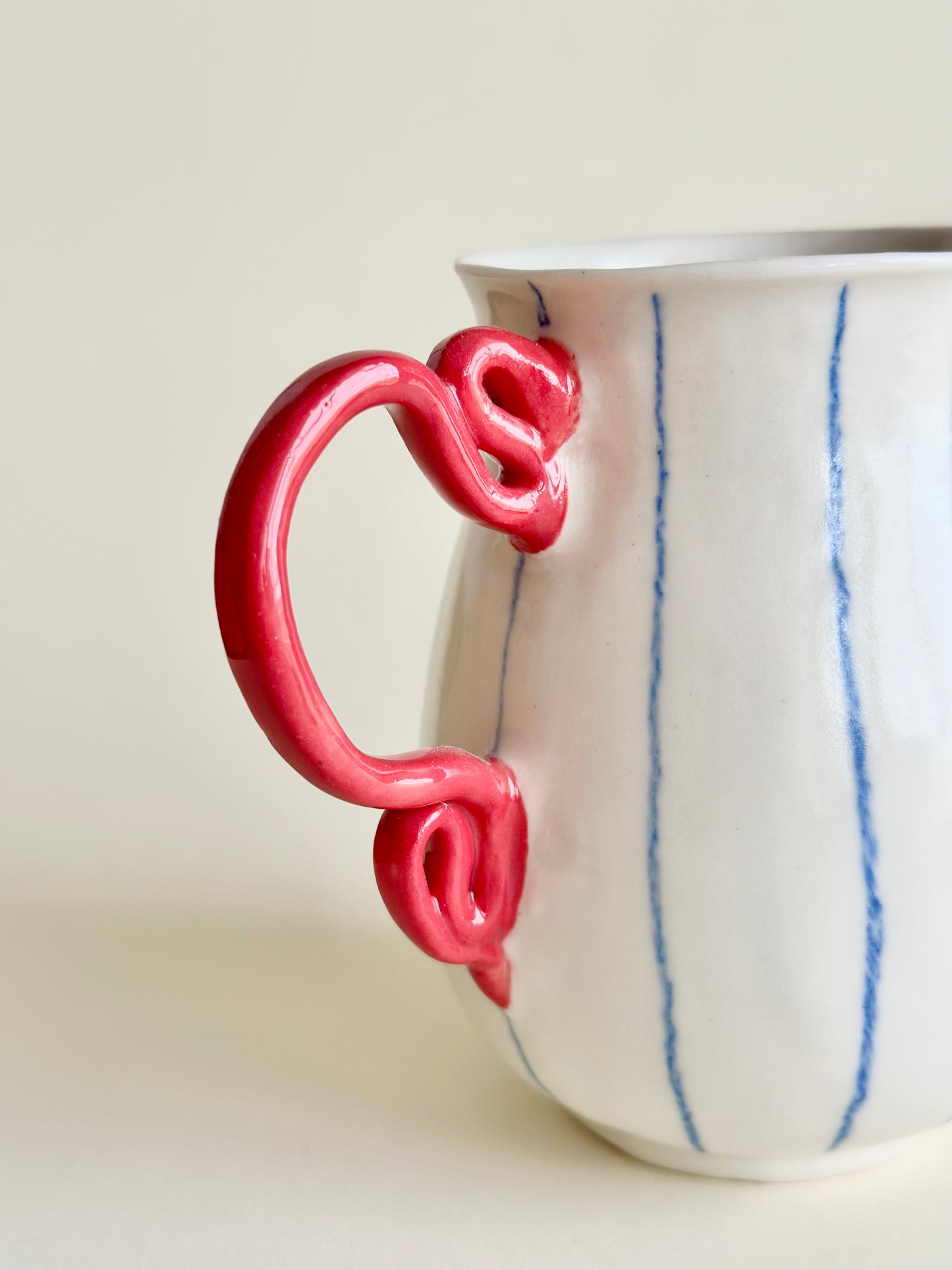 Kubek z czerwonym uchem