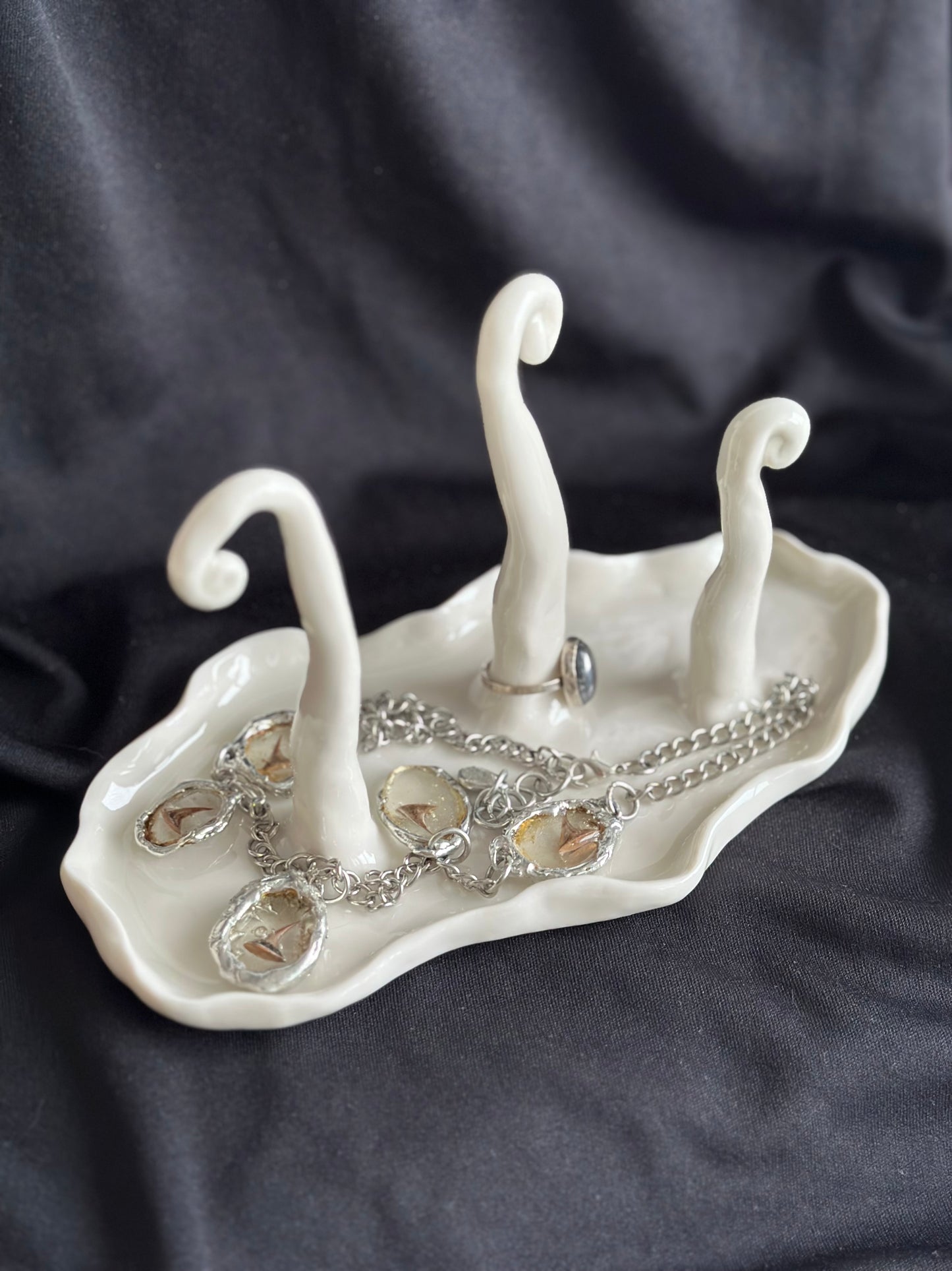 Podstawka porcelanowa na biżuterię