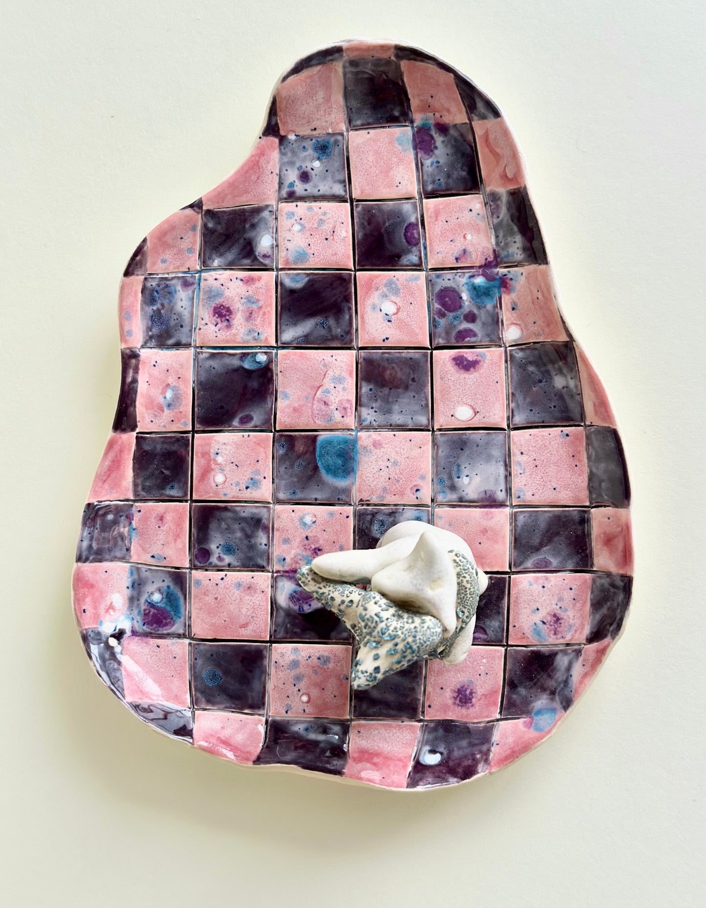 Podstawka na biżuterię z werlingami tańczącymi