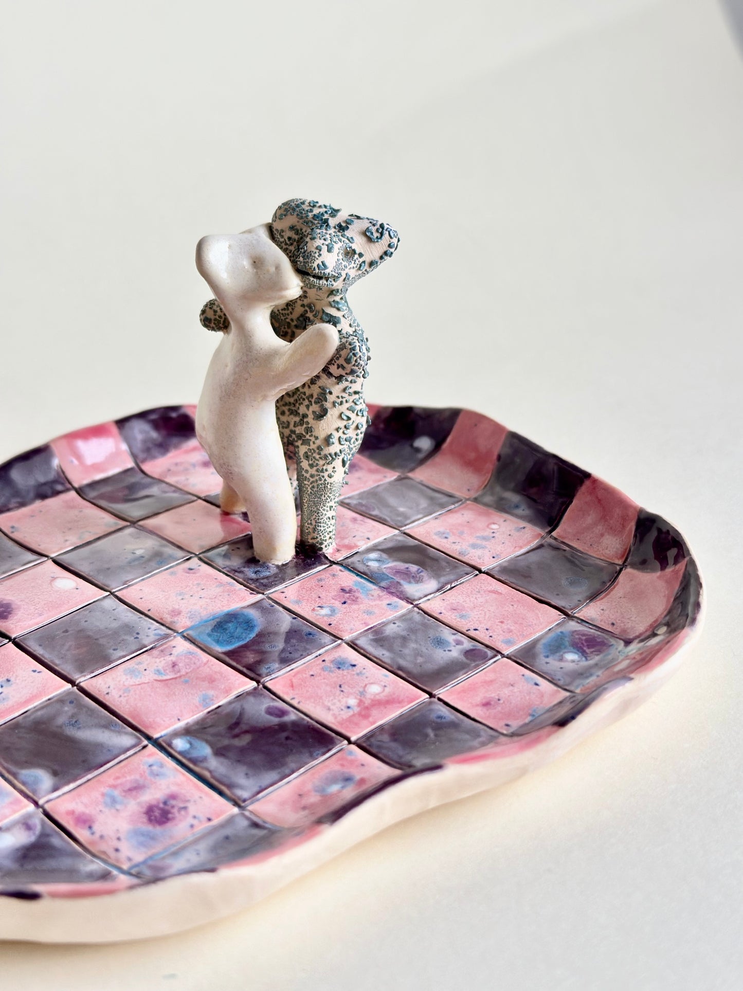 Podstawka na biżuterię z werlingami tańczącymi