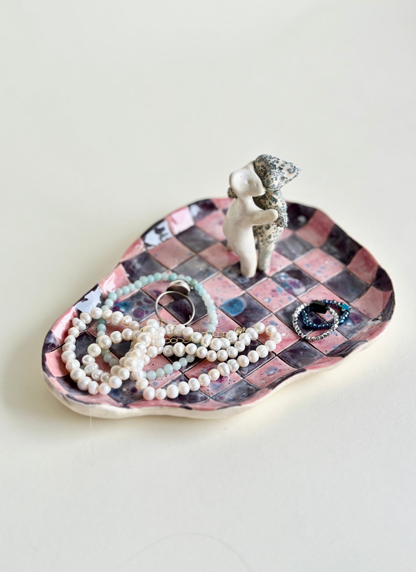 Podstawka na biżuterię z werlingami tańczącymi