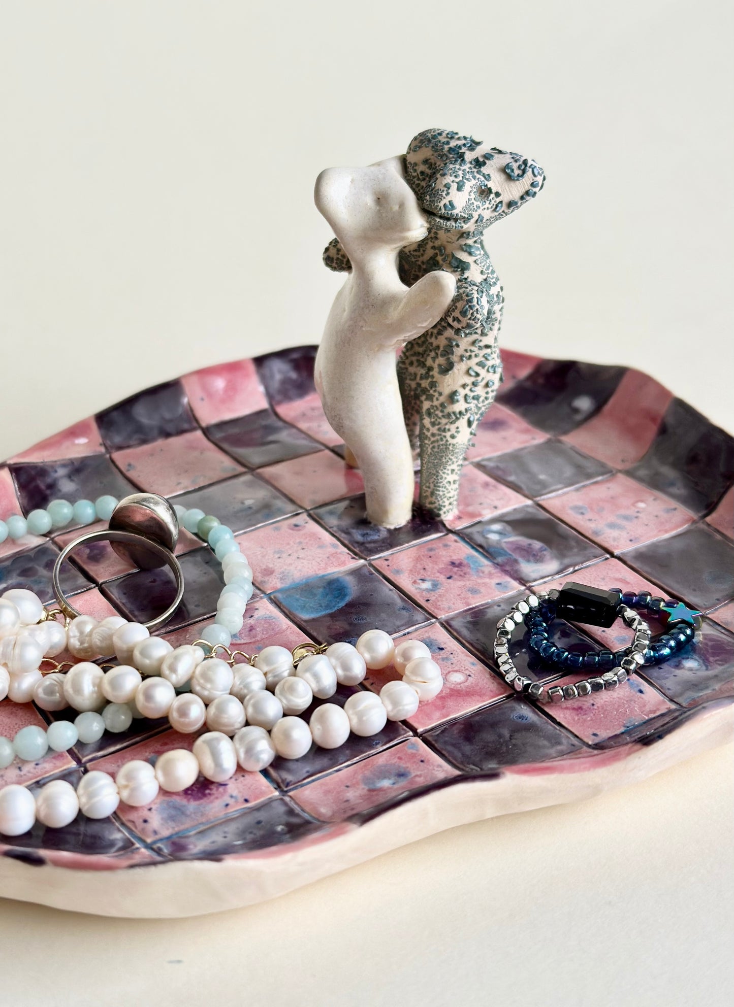 Podstawka na biżuterię z werlingami tańczącymi