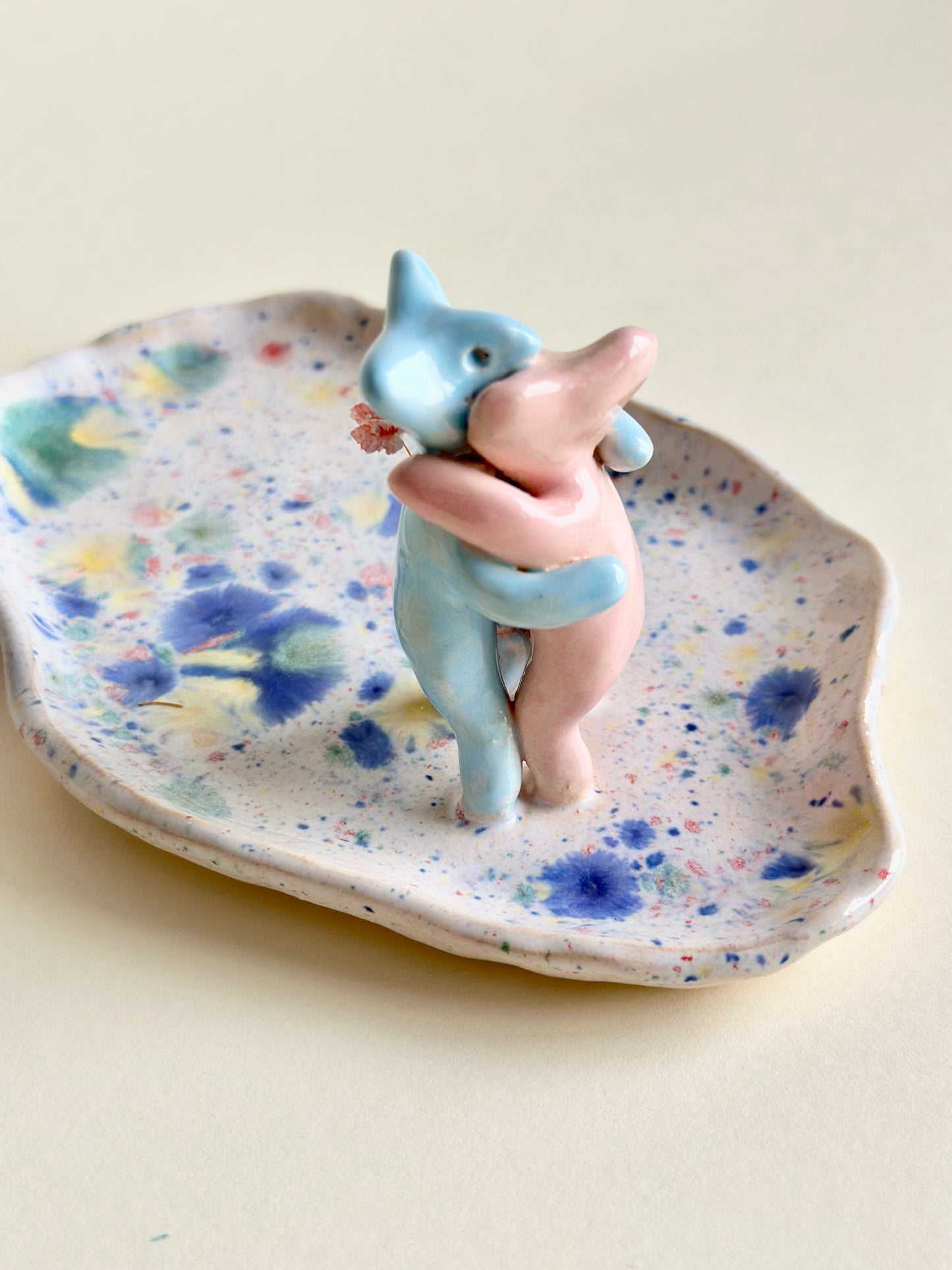 Podstawka na biżuterię z werlingami tańczącymi