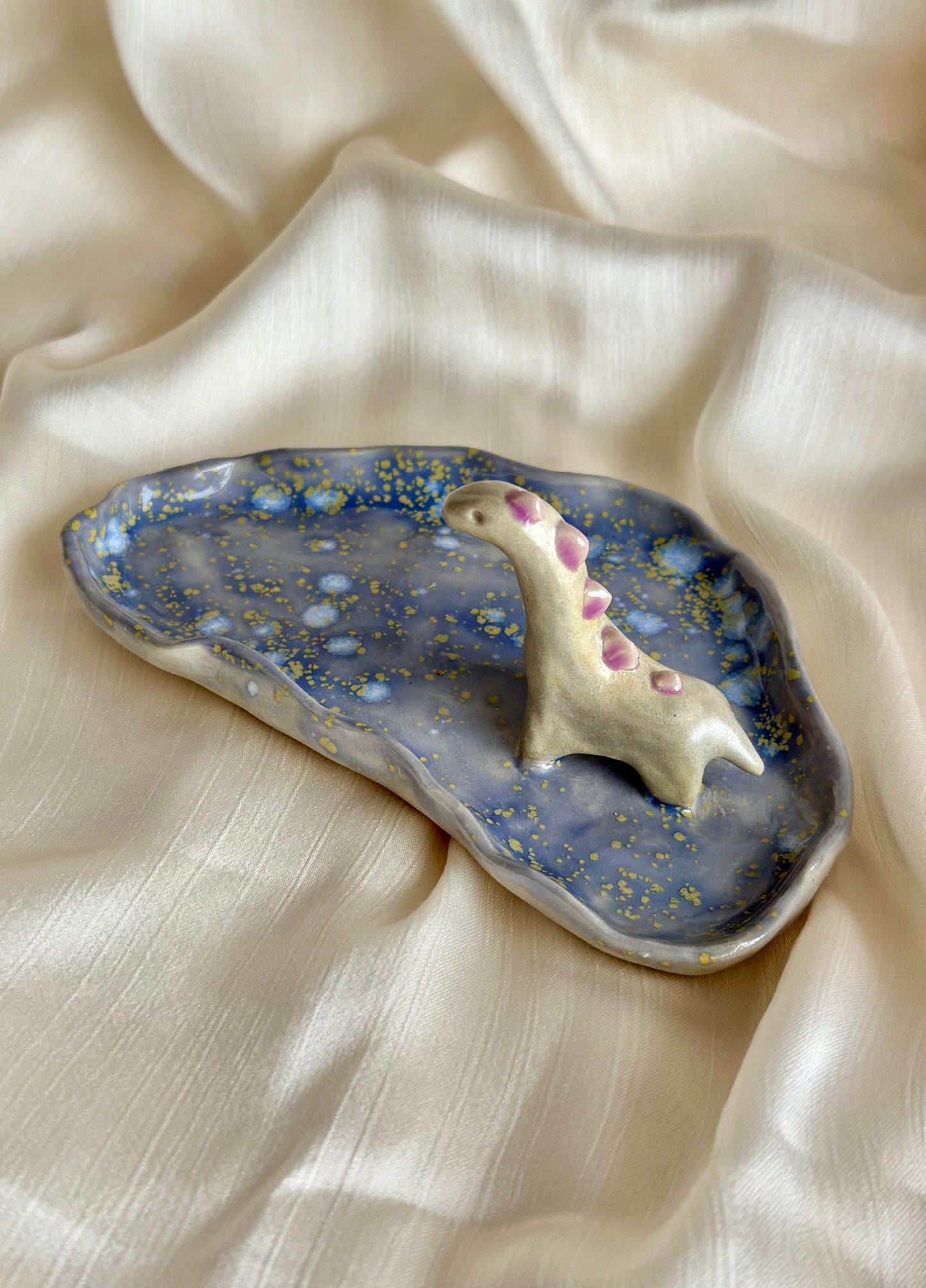 Podstawka na biżuterię z dinozaurem