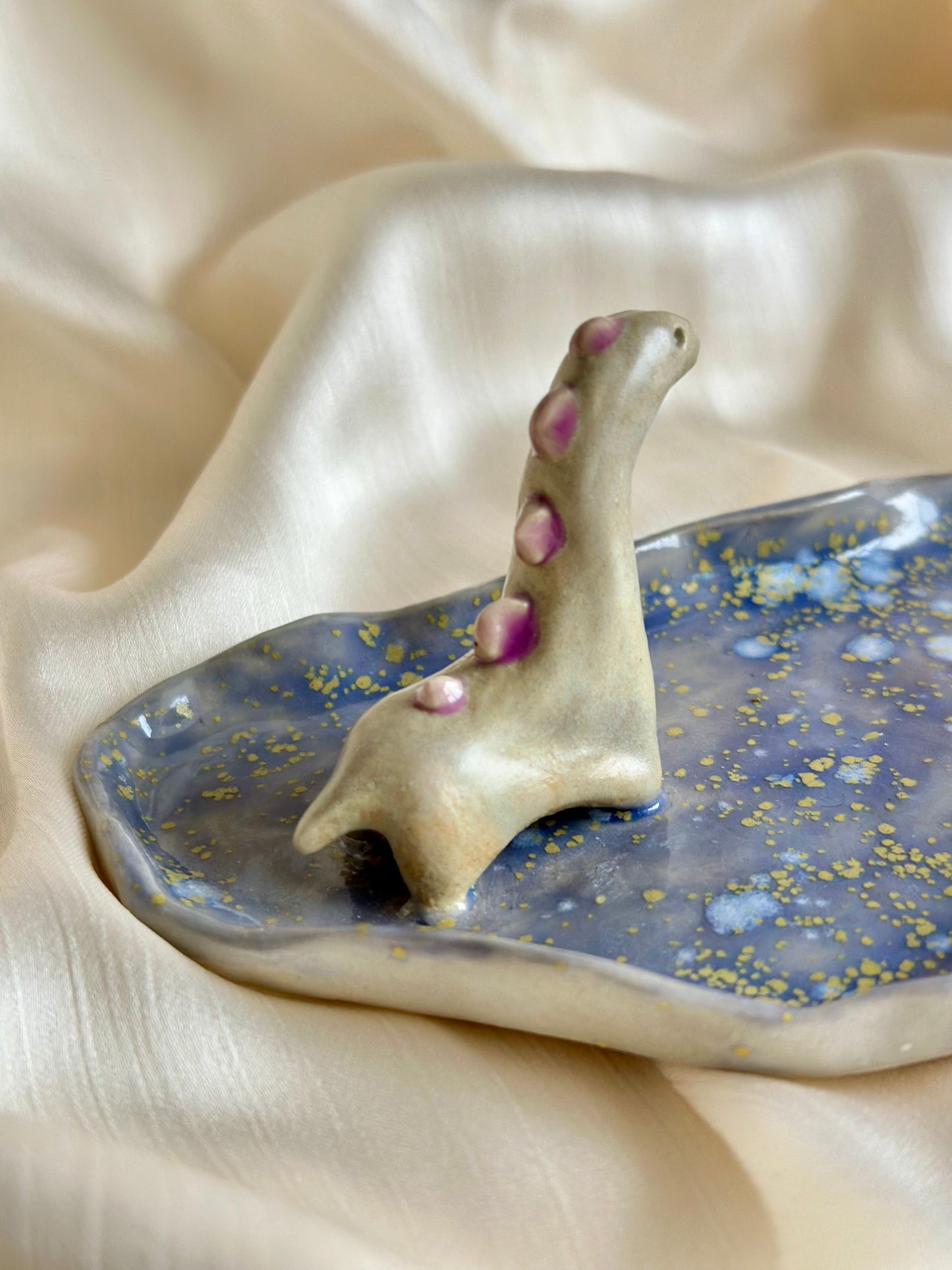 Podstawka na biżuterię z dinozaurem