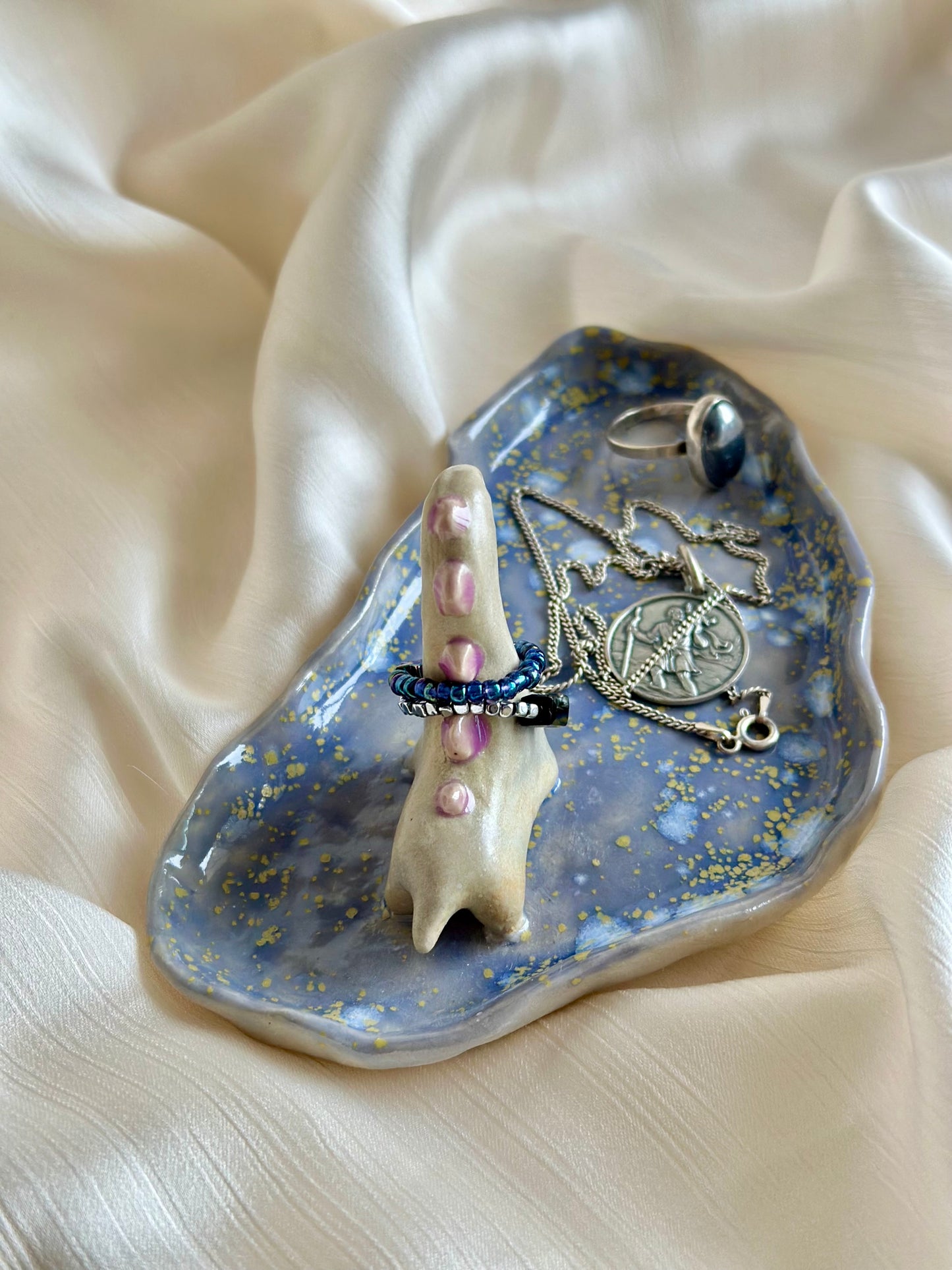 Podstawka na biżuterię z dinozaurem