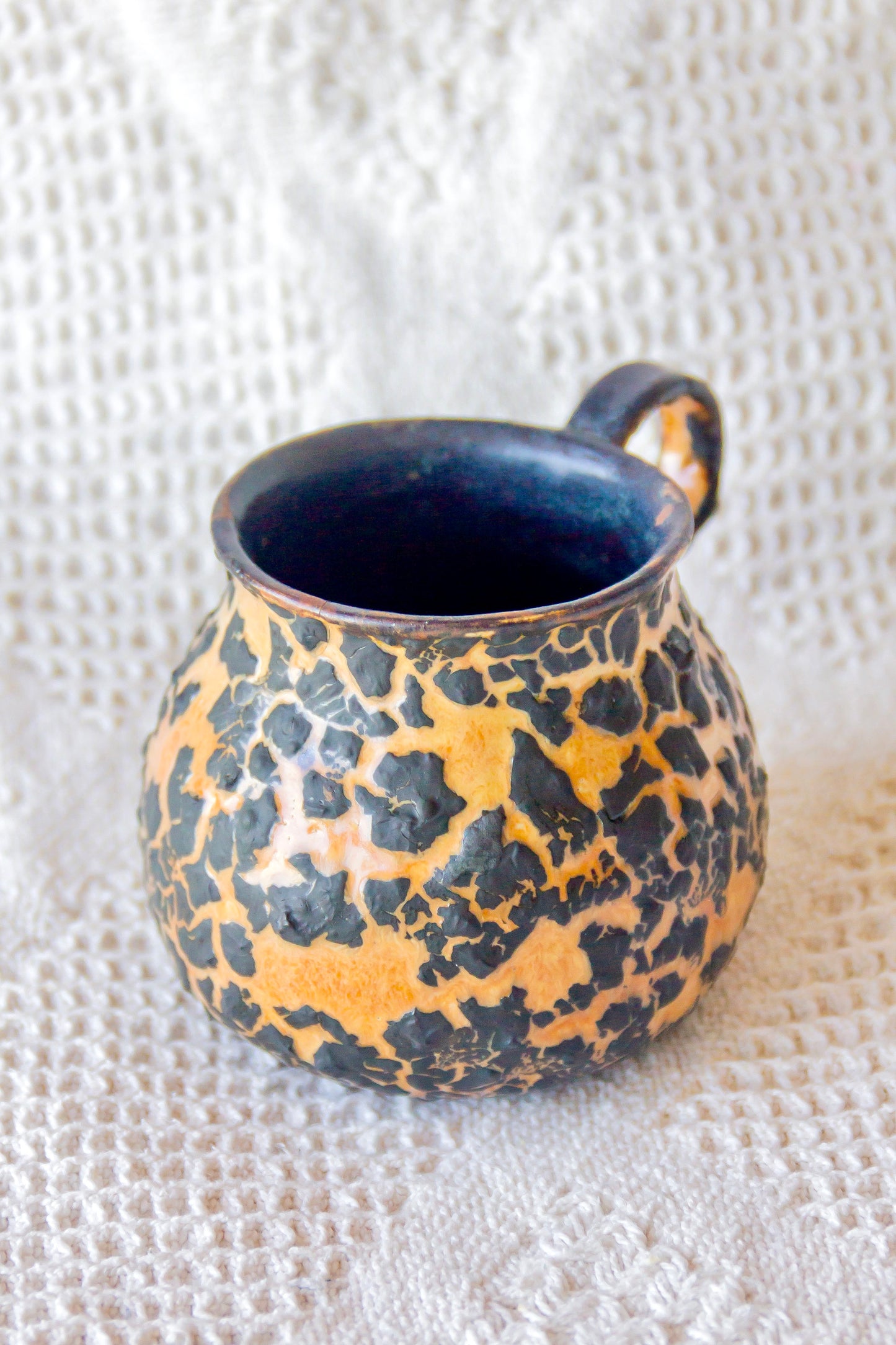 Kubek ceramiczny czarno-pomarańczowy z efektem lawy