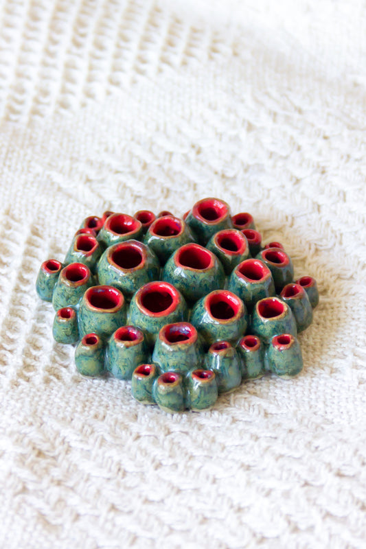 Rzeźba ceramiczna “Ascydia” zielono-czerwona