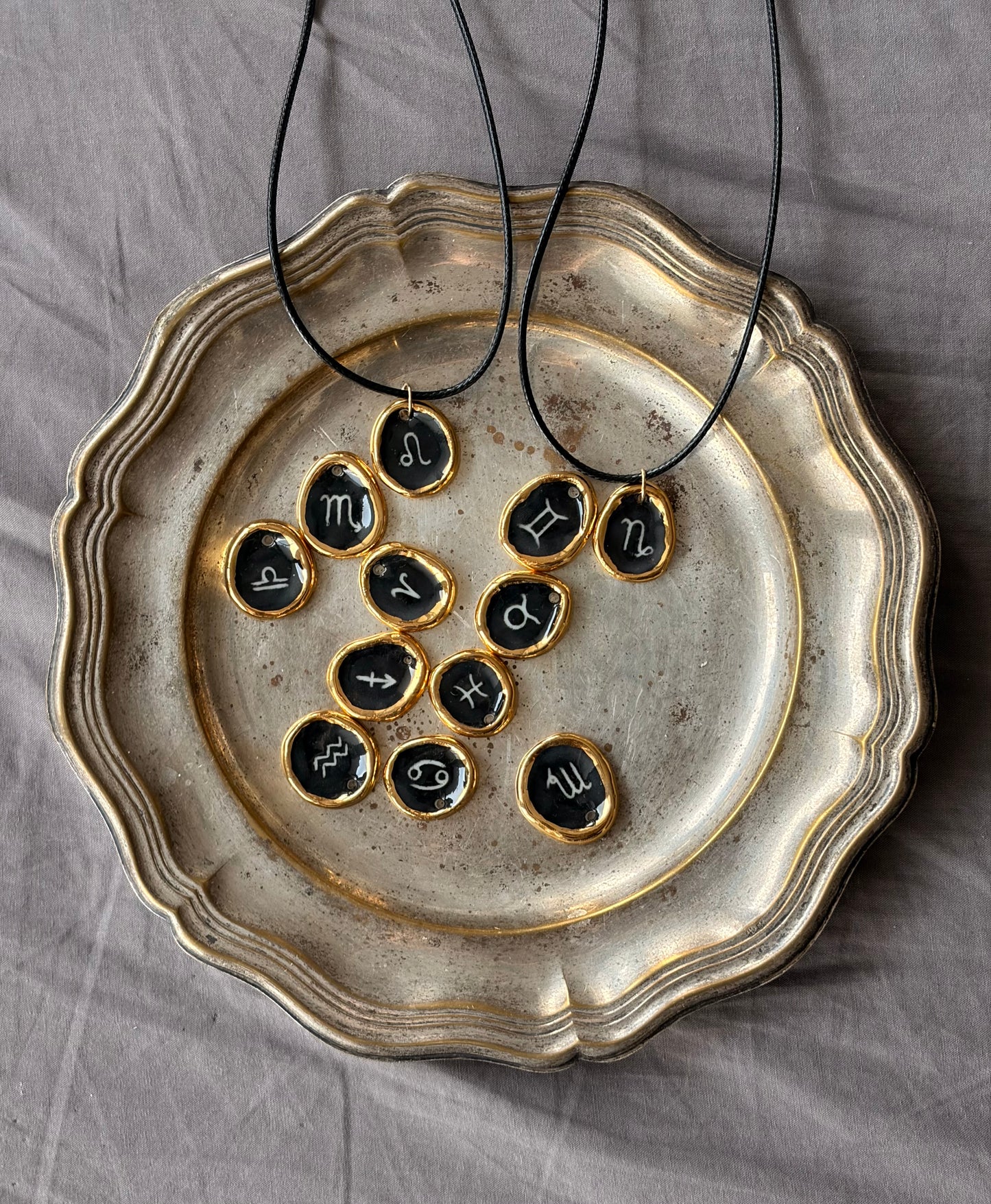 Naszyjnik z porcelanową zawieszką ze znakiem zodiaku