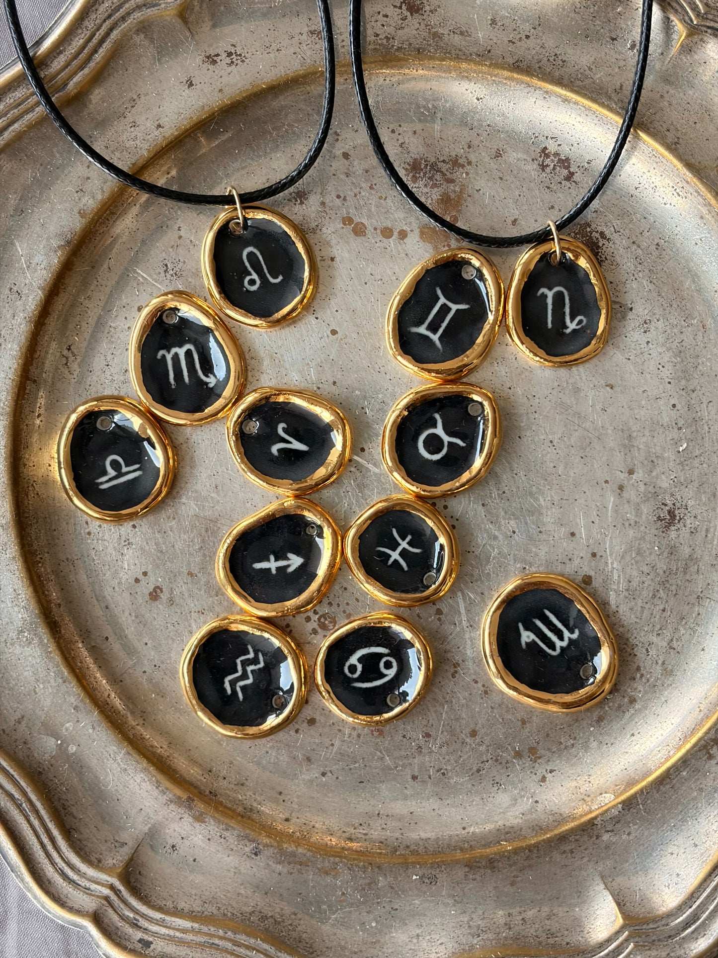 Naszyjnik z porcelanową zawieszką ze znakiem zodiaku